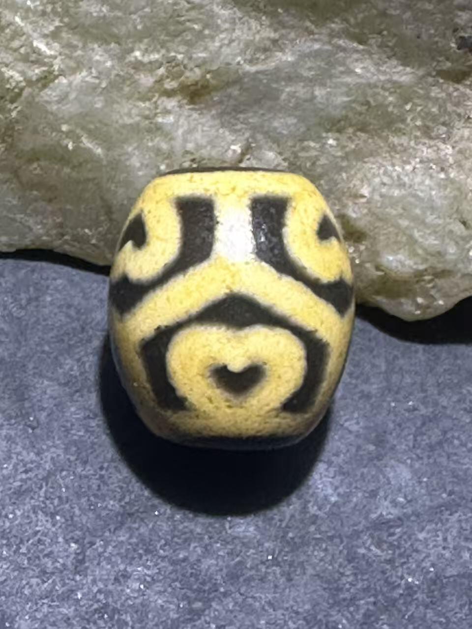 仅此一颗，精品藏传牙黄莲花玛瑙天珠一颗