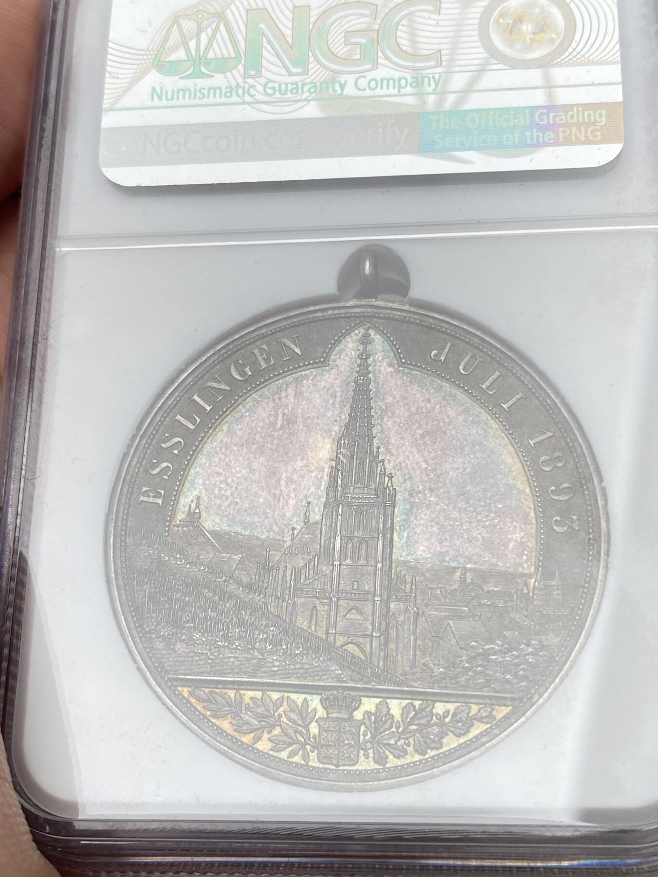万国钱币拍卖第055期 NGC MS63 1893年德国符腾堡第十四届射击节纪念大银章 帝国鹰出现在符腾堡州章面少见 背面城市风格大教堂刻画极其细腻精致 镜面环篮调彩浆极美