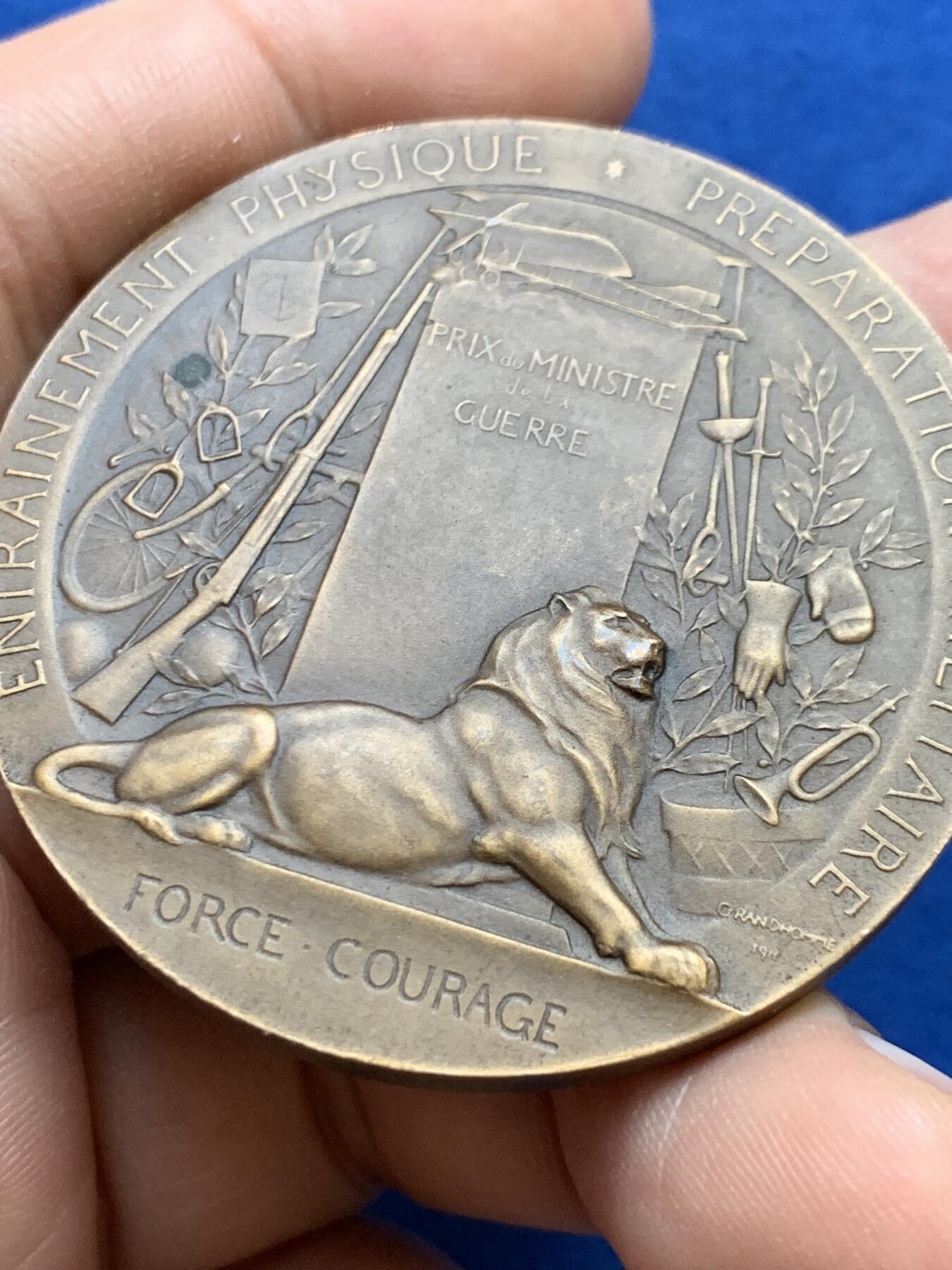 《竞宝斋》第439场 周日，周一，周二 3场连拍 （全场包邮） 法兰西1911年一战战争部备战大铜章，女神玛丽安娜端坐大炮鼓励年轻人去参战，带丰饶角边铭，直径49.6mm，重量67.7g，品相极品。