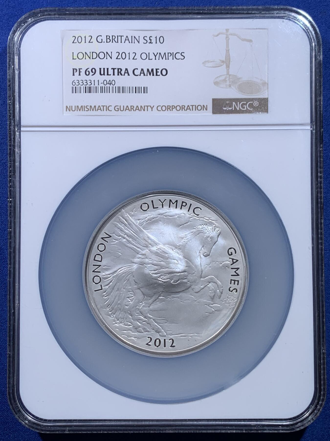 《竞宝斋》第439场 周日，周一，周二 3场连拍 （全场包邮） NGC PF69UC 英国伦敦2012年第30届奥林匹克运动会-飞马5盎司银币 999银 155.5克 直径65毫米 获奖币 加大加厚盒 侧面周圈好像有开盒痕迹 仔细辨识后出价