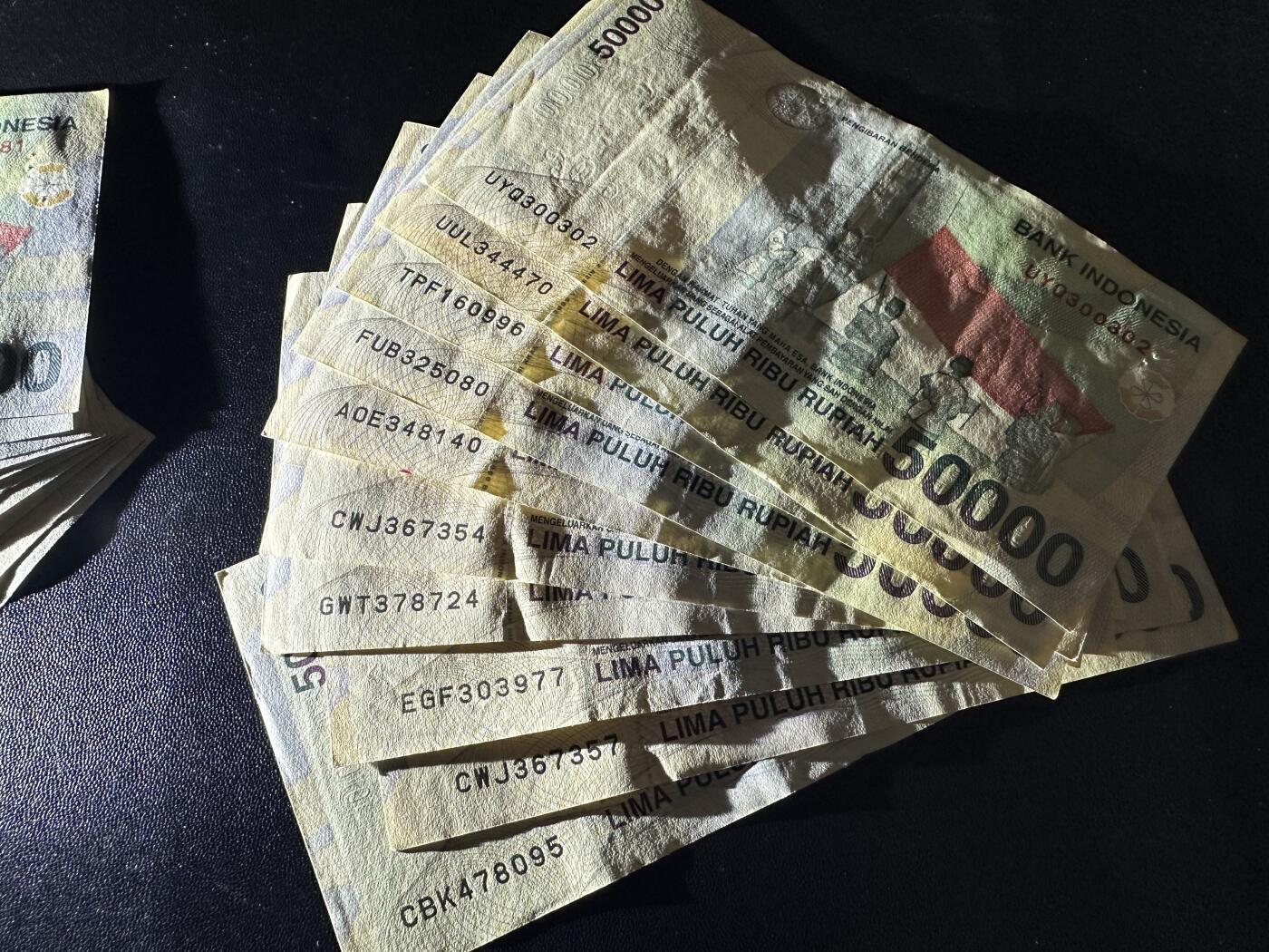 《外钞收藏家》第五百八十六期（品种丰富、精品多）（本平台长期征集拍品、欢迎藏友们联系合作） 1999年印度尼西亚5万面额 20张一起 非全新 品相如图