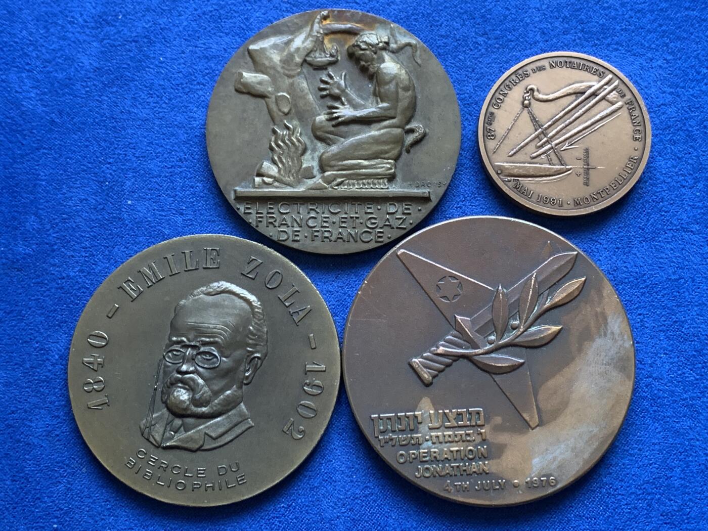 《竞宝斋》第439场 周日，周一，周二 3场连拍 （全场包邮） 四枚一组 外国纪念章 总重约244.9克 36.3-59.5mm