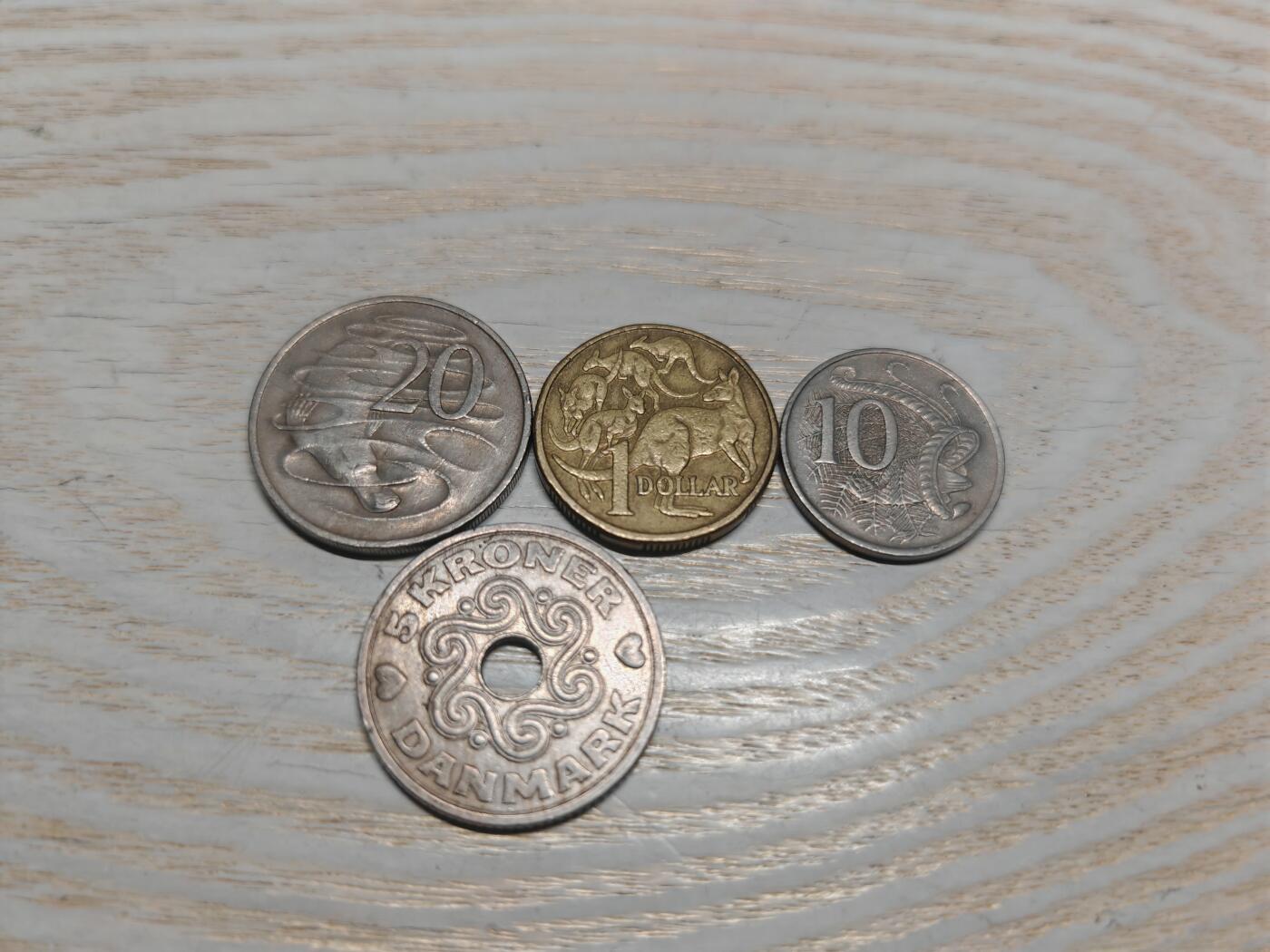 澳大利亚3枚硬币，正面伊丽莎白女王头像，背面各种特色动物图案， 丹麦1枚硬币，中孔设计，正面为三个戴王冠的MII花押，背面为波纹图案，两侧心饰非常可爱，此为玛格丽特执政的丹麦王国时期5克朗币