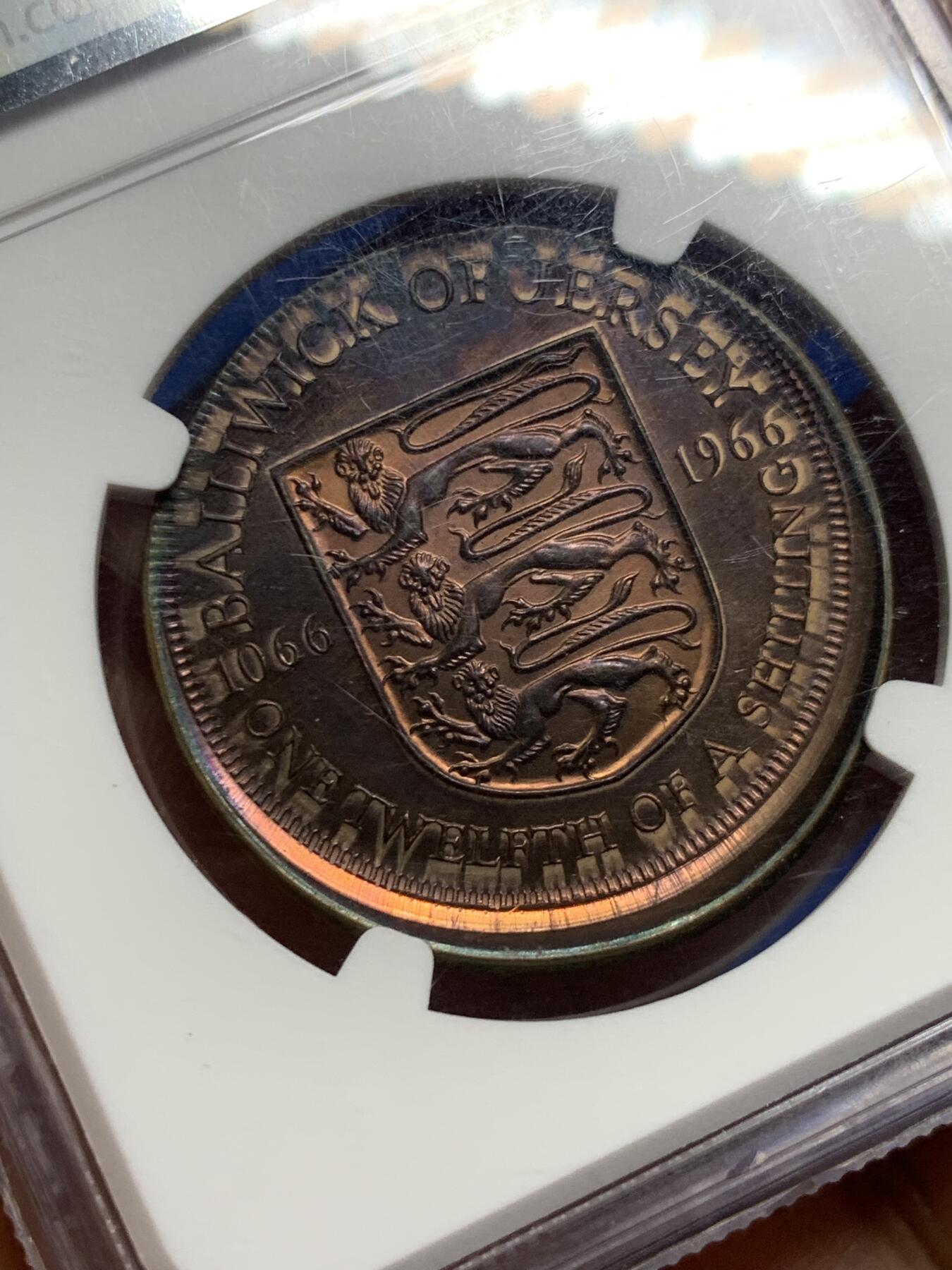 《竞宝斋》第439场 周日，周一，周二 3场连拍 （全场包邮） NGC MINT ERROR MS62BN 1966年英属泽西1/12先令铜币 整币蓝紫彩，偏打5%，字体位移，位移痕迹明显，盒子正面右下角有小磕