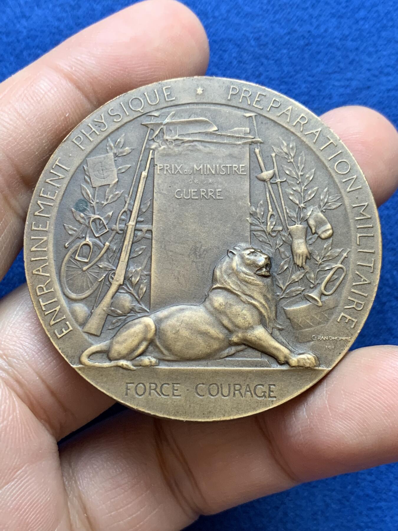 《竞宝斋》第439场 周日，周一，周二 3场连拍 （全场包邮） 法兰西1911年一战战争部备战大铜章，女神玛丽安娜端坐大炮鼓励年轻人去参战，带丰饶角边铭，直径49.6mm，重量67.7g，品相极品。