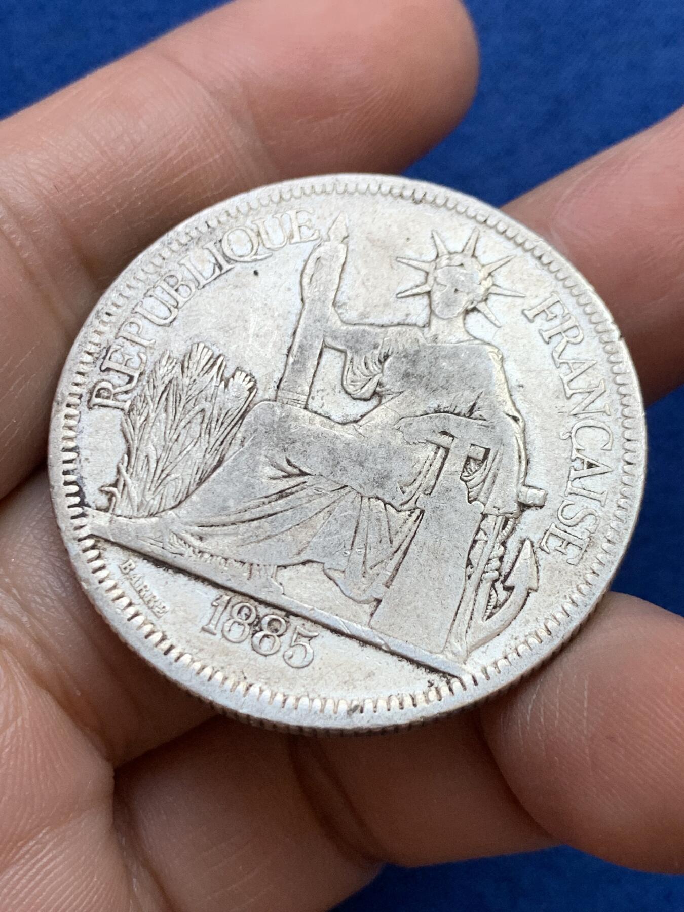 《竞宝斋》第439场 周日，周一，周二 3场连拍 （全场包邮） 法属印支1885坐洋1皮阿斯特银币 加重版 首年（开门年）