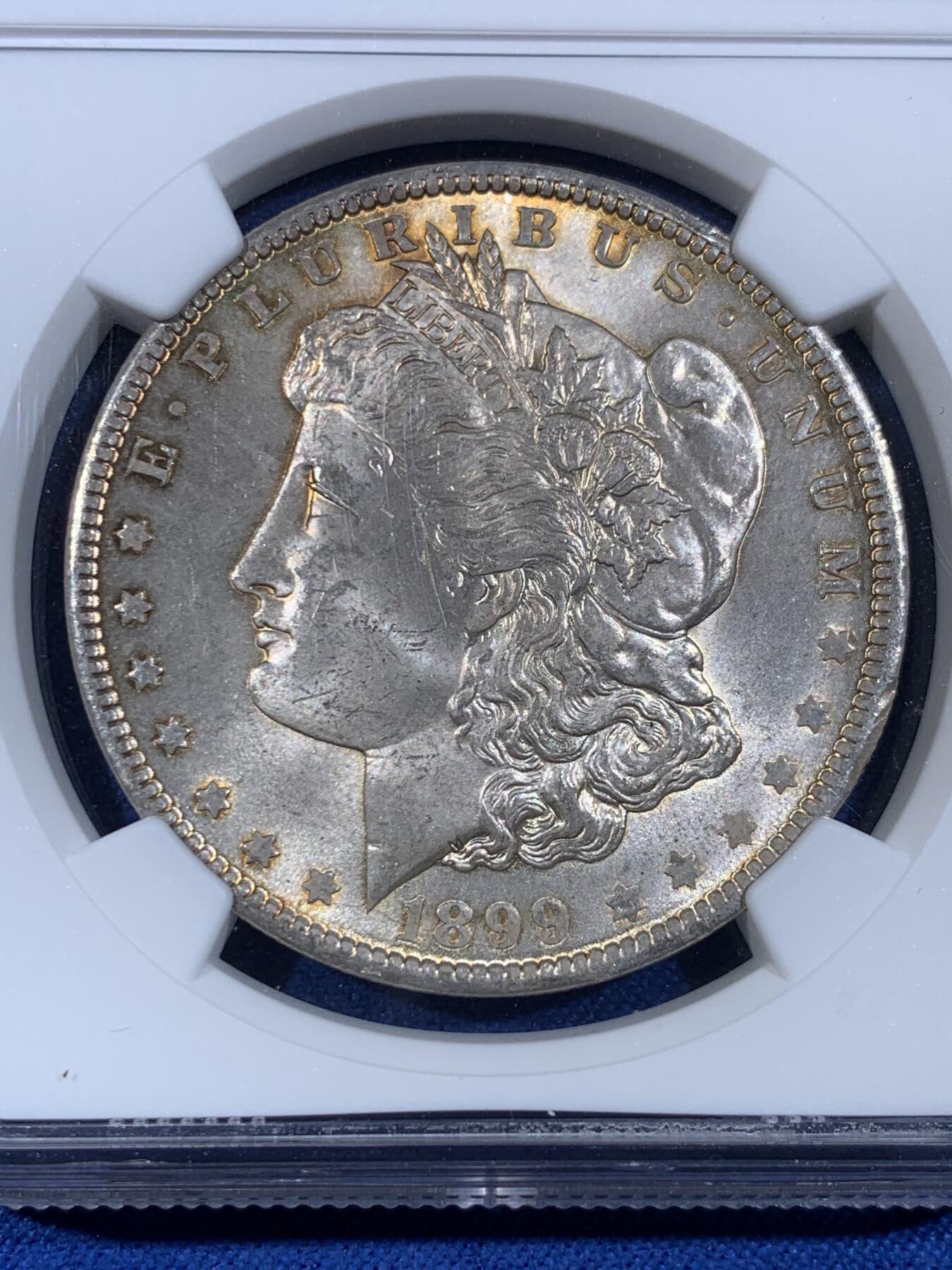 《竞宝斋》第439场 周日，周一，周二 3场连拍 （全场包邮） NGC MS63 美国1899年摩根银币O版 正反都有淡金彩包浆 不太常见的年份