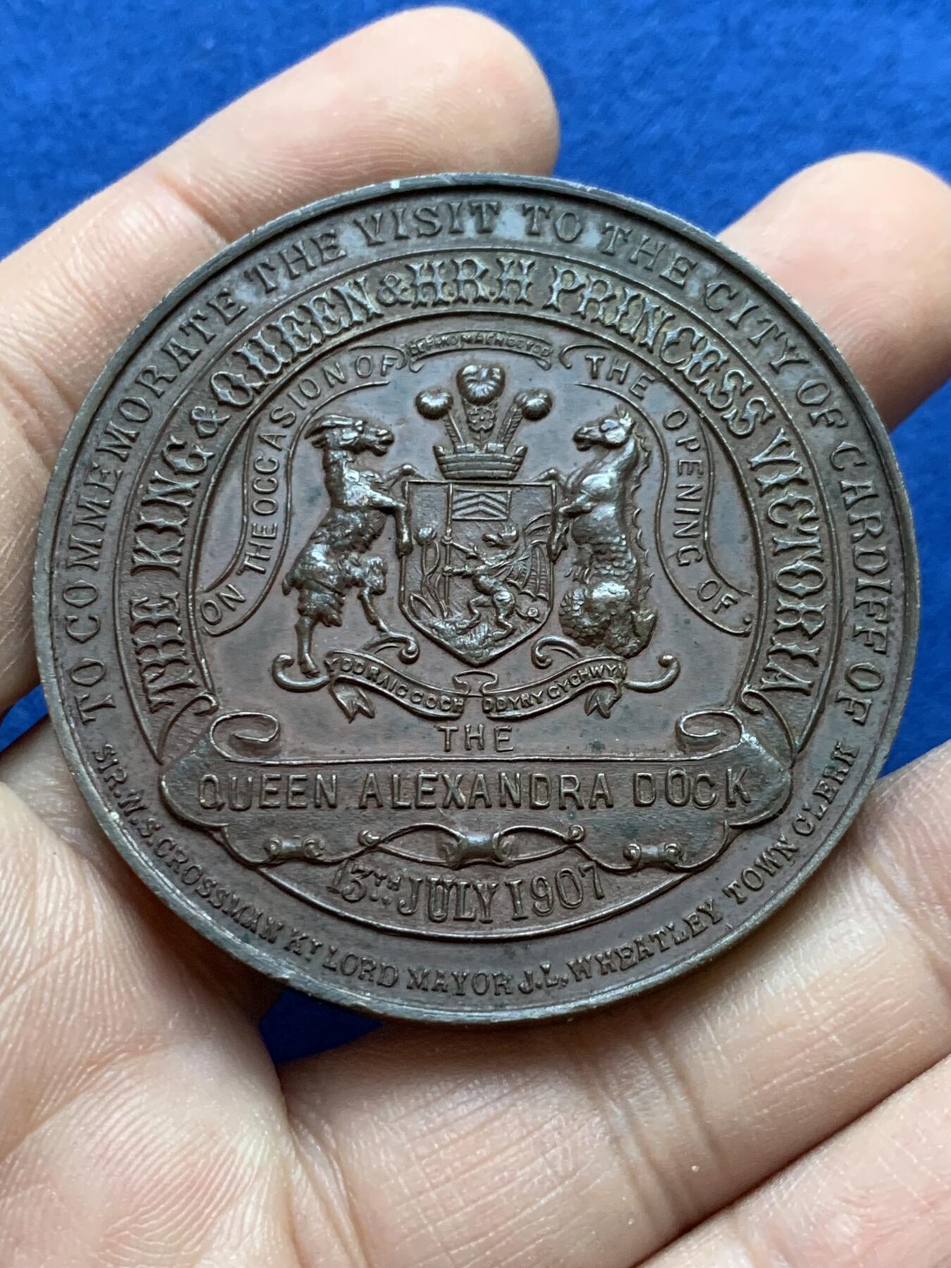 《竞宝斋》第439场 周日，周一，周二 3场连拍 （全场包邮） 英国1907年亚历山德拉女王码头开幕仪式纪念章，大型铜章，直径51mm， 重58.2克