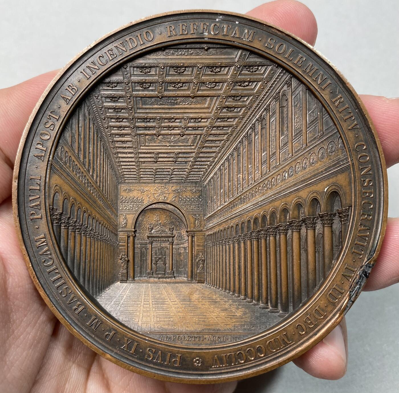 万国钱币拍卖第055期 1861年教宗国庇护九世圣保罗大教堂内部景观大铜章 凹面工艺超大规格 名誉品种 有较为明显的透视工艺 边有类似铸缺的工艺问题 欧洲拍卖会极贵的稀少品种 280g 80mm