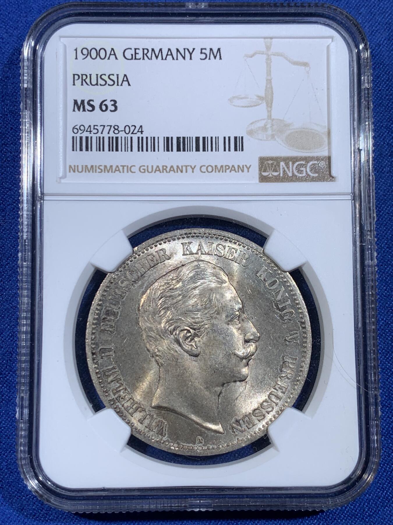 《竞宝斋》第439场 周日，周一，周二 3场连拍 （全场包邮） NGC MS63 德国1900年普鲁士威廉二世流通5马克大银币，稀少的中早期年份，威二长翅5马克流通充分，高品难度很大。淡金彩，转光极美，收藏级主币大银