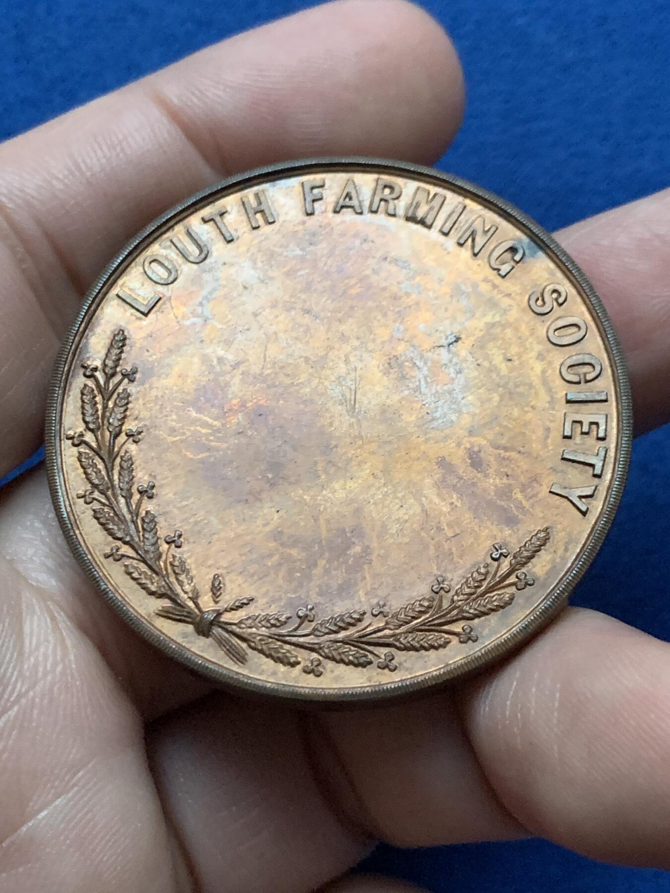 《竞宝斋》第439场 周日，周一，周二 3场连拍 （全场包邮） 英国卢斯农业协会20世纪初铜制奖章，农场动物生活图景，带原盒，内衬有花纹。34.9克，43mm。