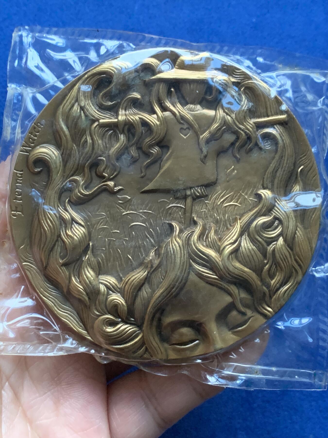 《竞宝斋》第439场 周日，周一，周二 3场连拍 （全场包邮） 上海百拓稻草人之恋大铜章，编号007，带袋总重约329.1克，直径80mm，原盒原证。