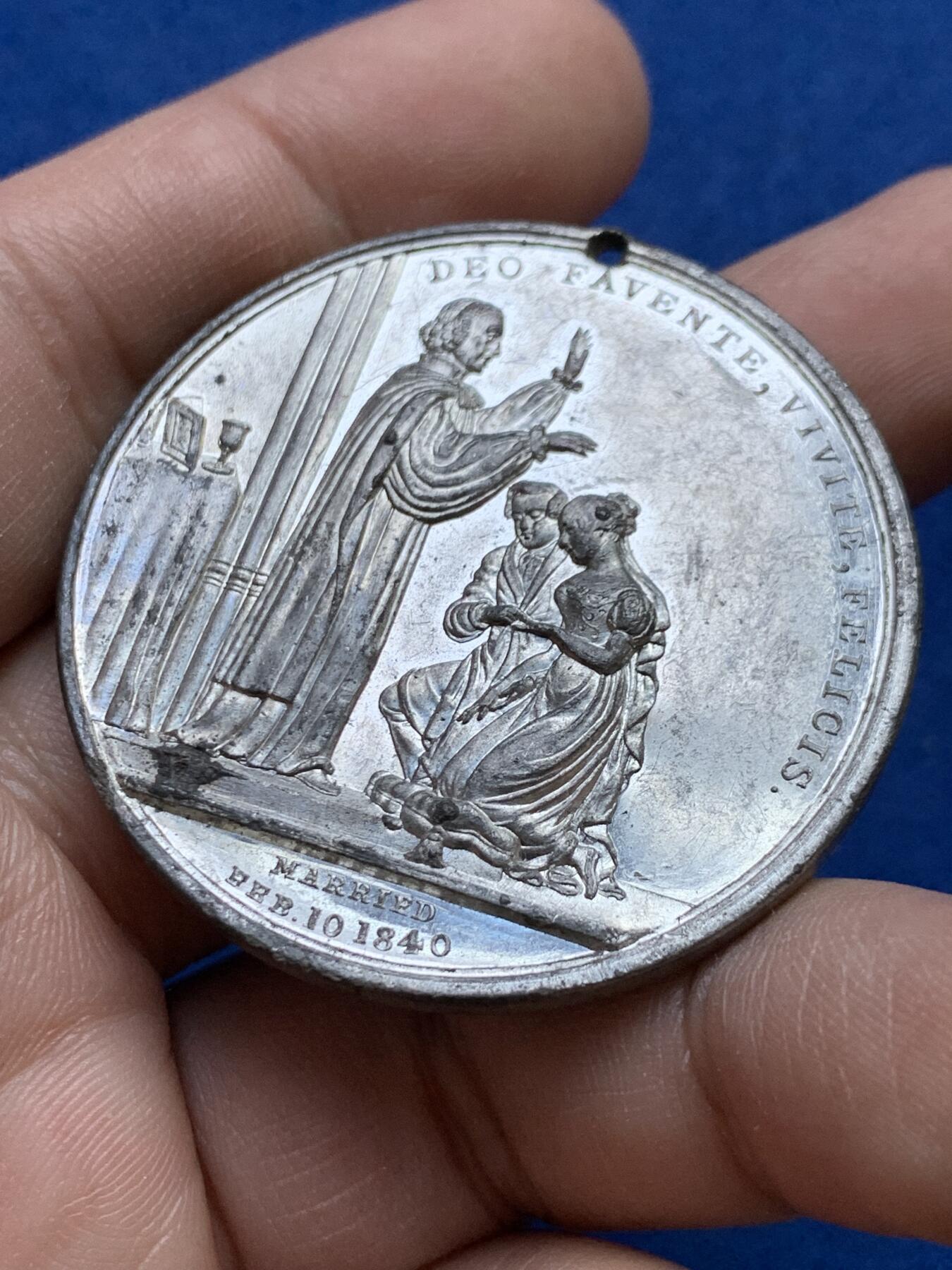 《竞宝斋》第439场 周日，周一，周二 3场连拍 （全场包邮） 英国1840年维多利亚女王和阿尔伯特亲王结婚纪念章，白色金属材质，有打孔。29.7克，44.5mm。