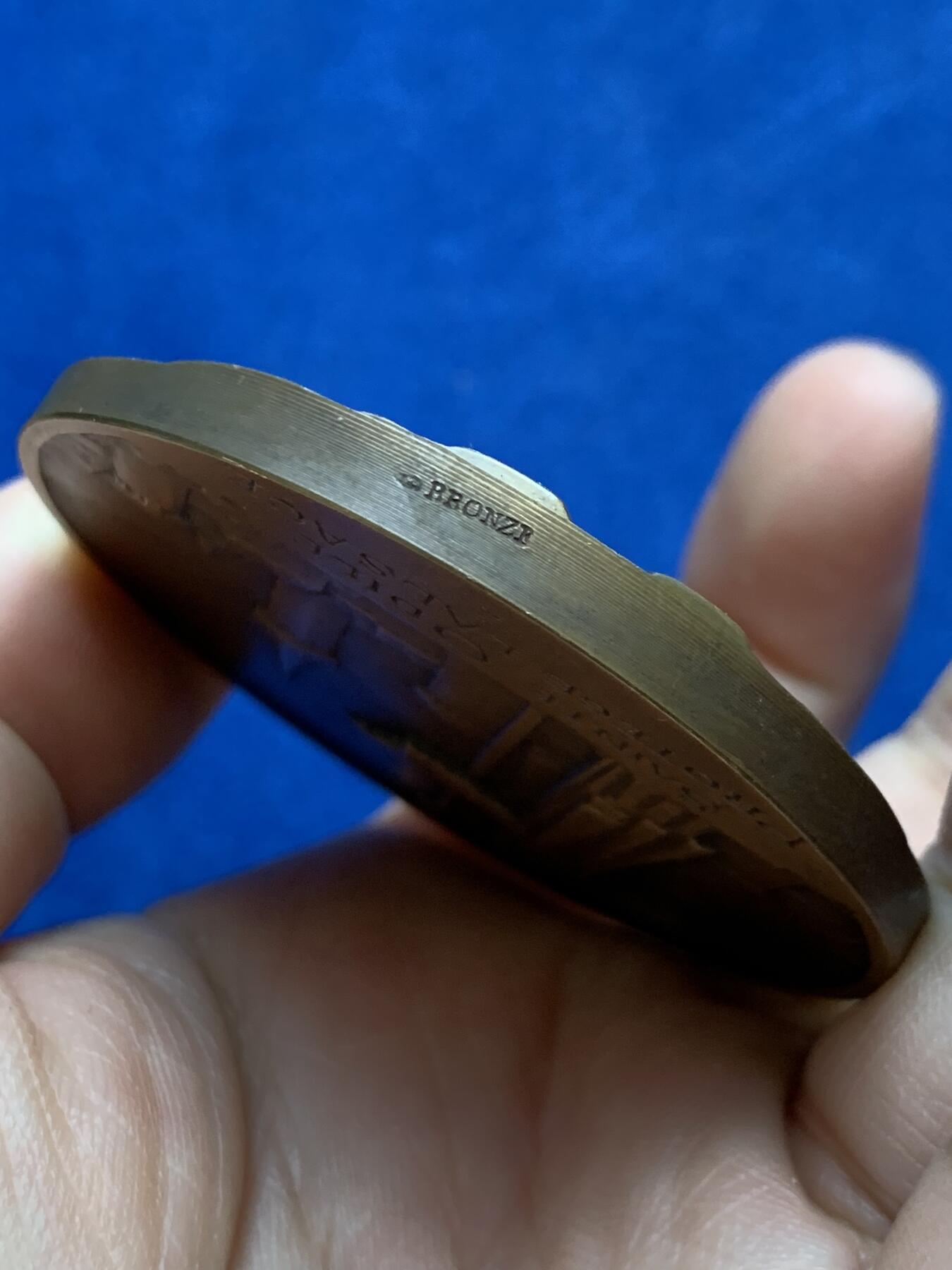 《竞宝斋》第439场 周日，周一，周二 3场连拍 （全场包邮） 名家莫隆作 圣欧迪勒纪念章 圣欧迪勒是霍亨堡修道院的创始院长 103.5克 58.6mm 丰饶角铜标 双面高浮雕