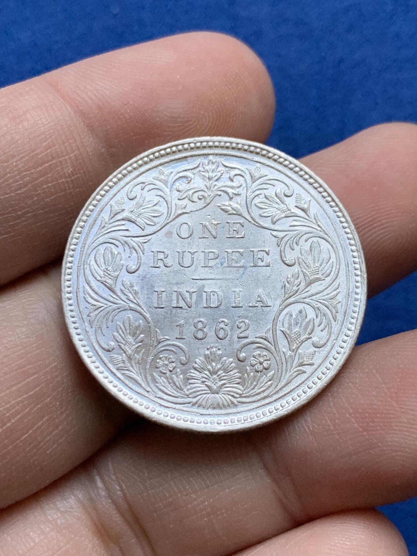 《竞宝斋》第439场 周日，周一，周二 3场连拍 （全场包邮） 英属印度1862年维多利亚女王1卢比银币 原光UNC品相