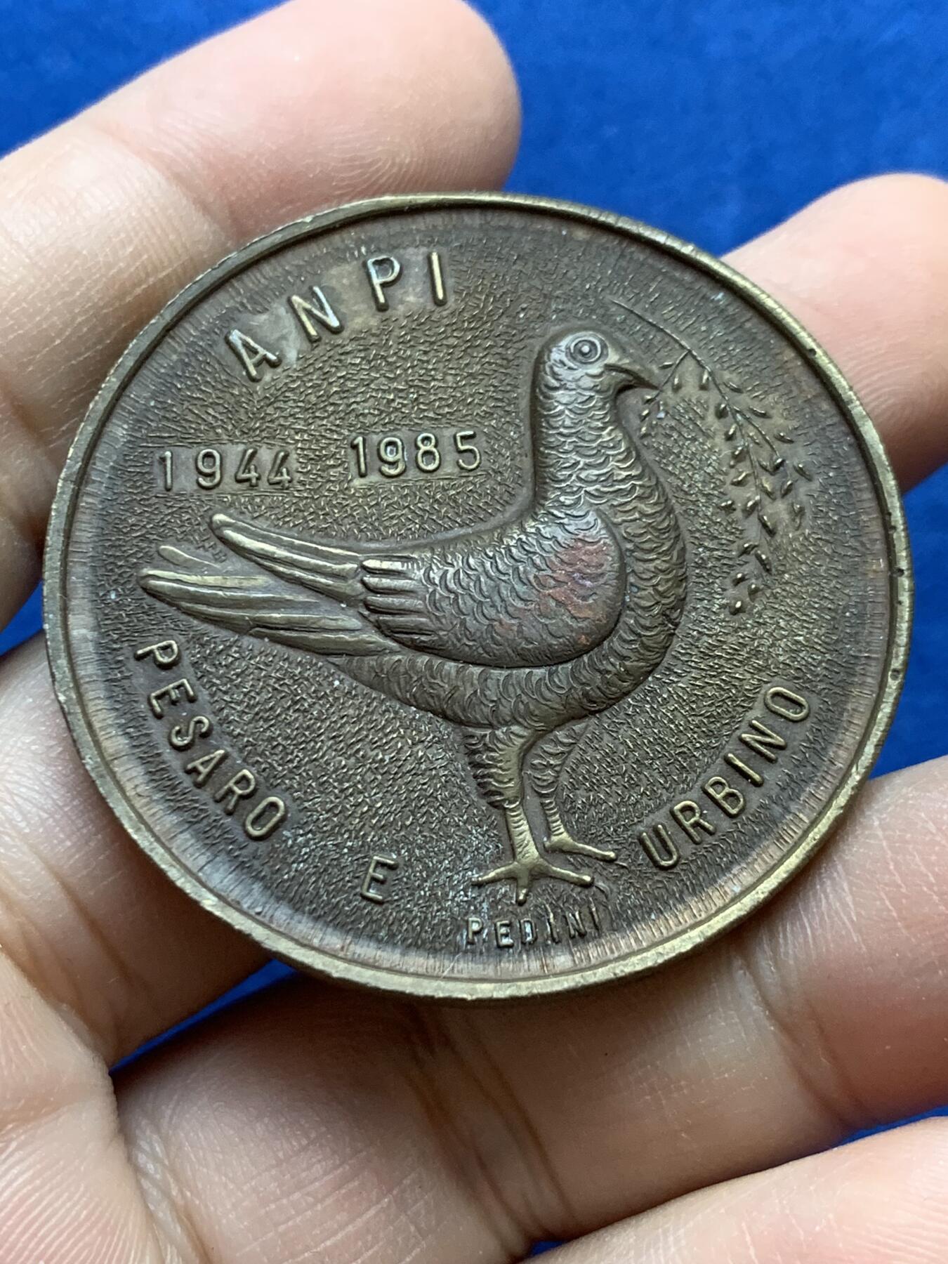 《竞宝斋》第439场 周日，周一，周二 3场连拍 （全场包邮） 和平鸽纪念章 34.5克 44.2mm