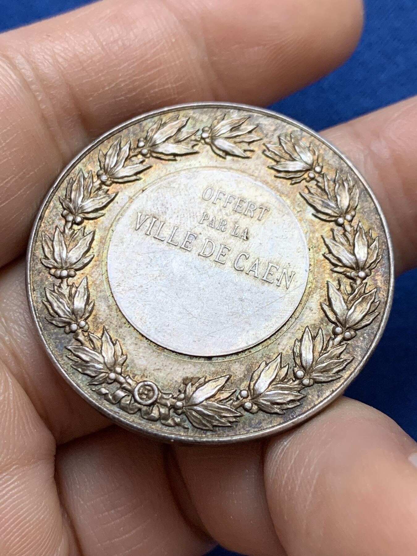 《竞宝斋》第439场 周日，周一，周二 3场连拍 （全场包邮） 法国19世纪卡昂市市徽纪念银章 丰饶角银标 22克 36.2mm