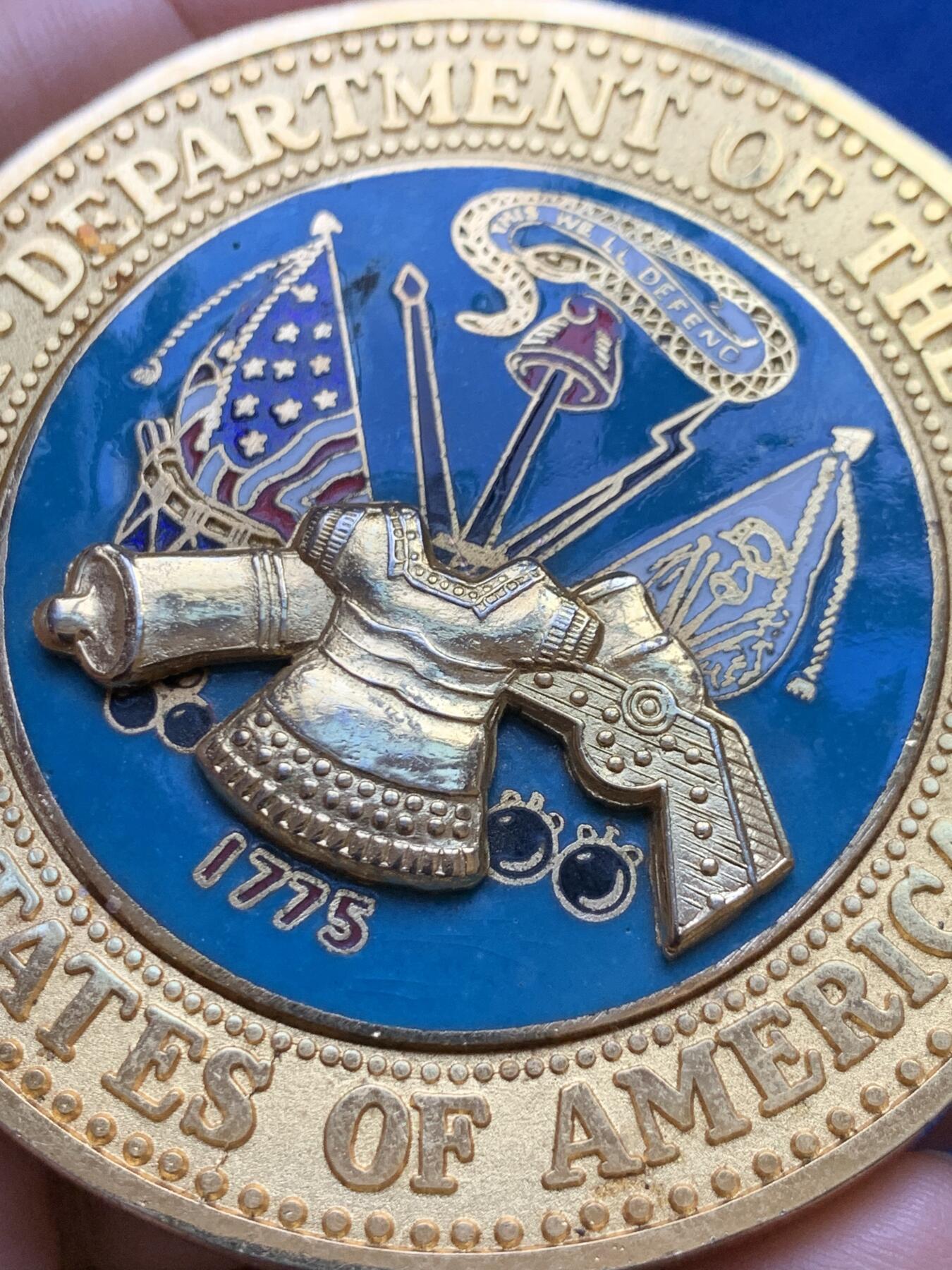 《竞宝斋》第439场 周日，周一，周二 3场连拍 （全场包邮） 美国陆军部纪念大铜章，镀金带珐琅，正面翻译为“美利坚合众国，由我们捍卫！”大直径66.1mm，重量122.2g。