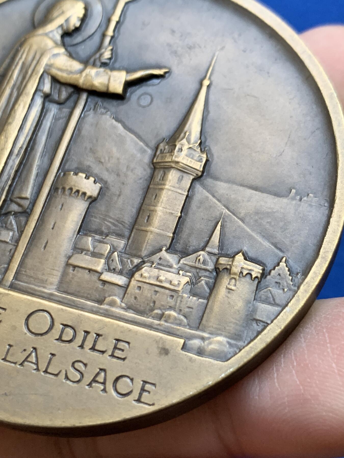 《竞宝斋》第439场 周日，周一，周二 3场连拍 （全场包邮） 名家莫隆作 圣欧迪勒纪念章 圣欧迪勒是霍亨堡修道院的创始院长 103.5克 58.6mm 丰饶角铜标 双面高浮雕