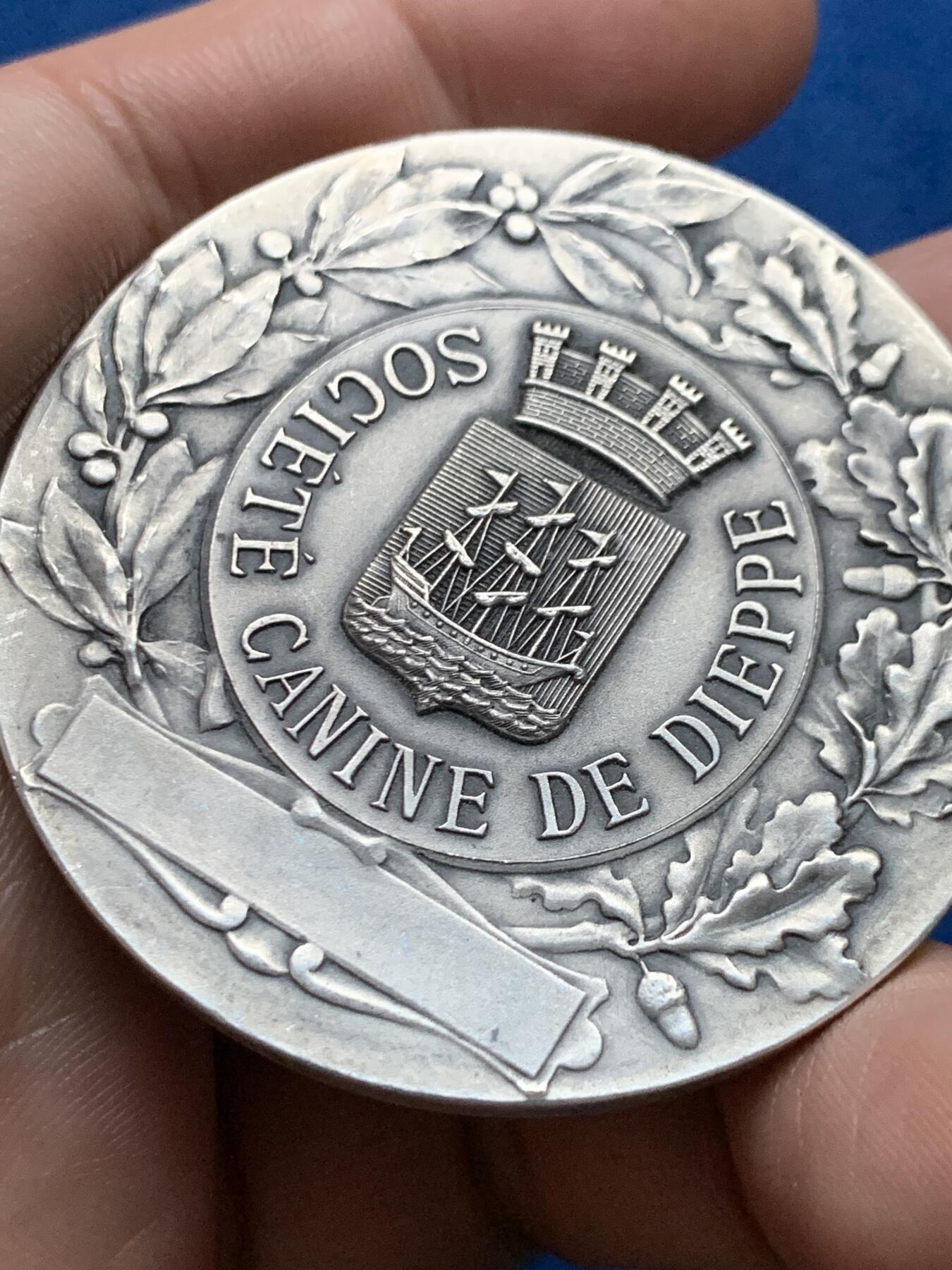 《竞宝斋》第439场 周日，周一，周二 3场连拍 （全场包邮） 1930年迪耶普犬展纪念镀银铜章 51.5克 50.5mm 带盒 好品