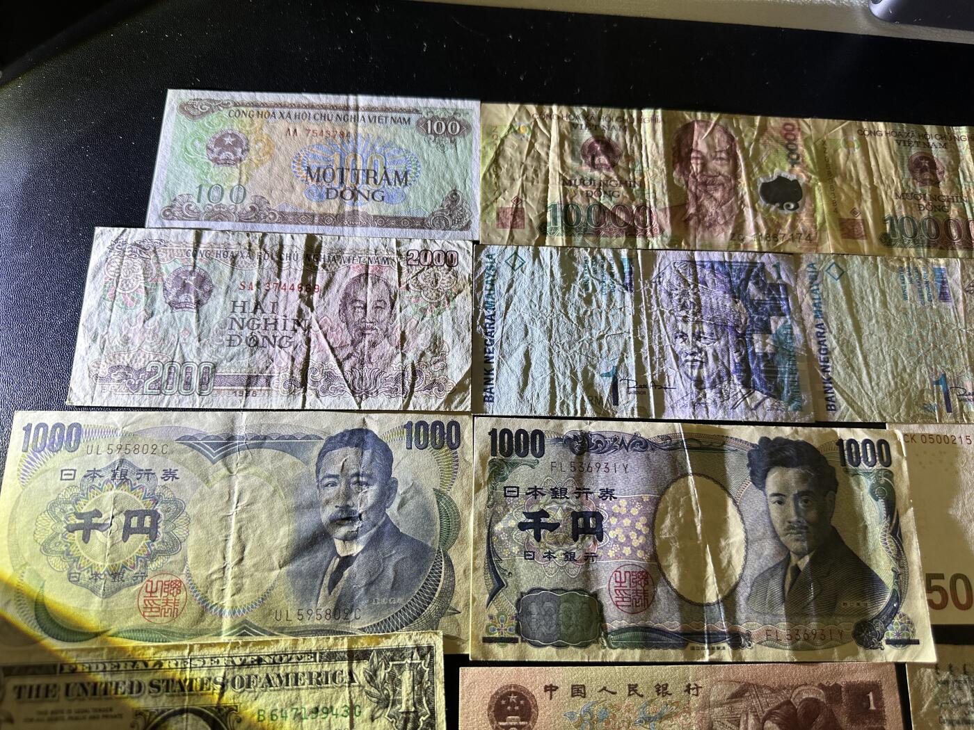 《外钞收藏家》第五百八十六期（品种丰富、精品多）（本平台长期征集拍品、欢迎藏友们联系合作） 越南、日本、韩国、马来西亚、美元、人民币13张一起 品相如图