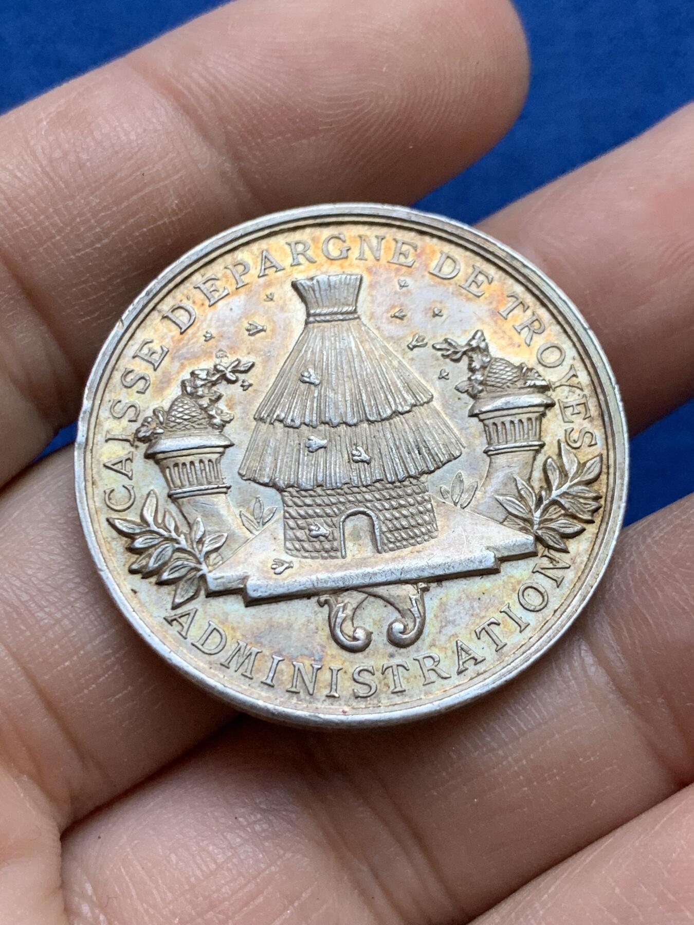 《竞宝斋》第439场 周日，周一，周二 3场连拍 （全场包邮） 法国特鲁瓦储蓄银行委员会纪念银章 菱形银标 16.9克 33.2mm