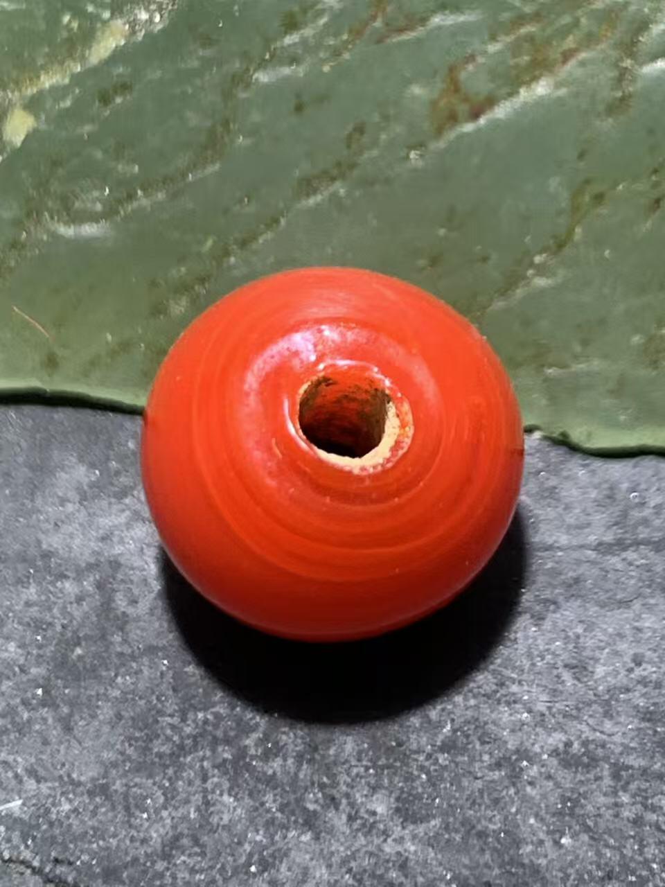 建国前后库存柿子红搅胎琉璃苹果珠一颗，