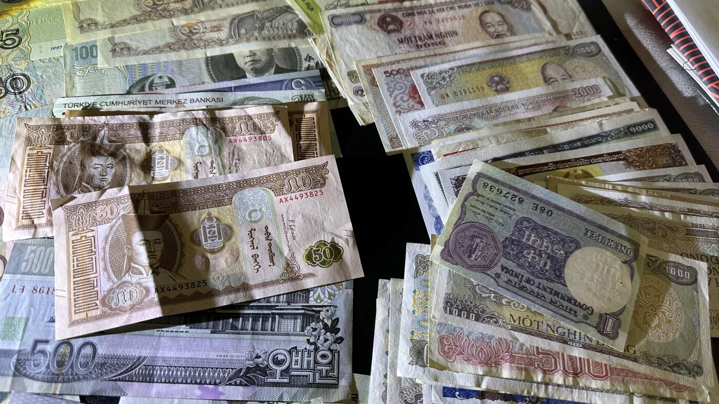 《外钞收藏家》第五百八十六期（品种丰富、精品多）（本平台长期征集拍品、欢迎藏友们联系合作） 多个国家大几十张纸币一起 部分纸币（印度小套币等）全新  大部分非全新 品相如图