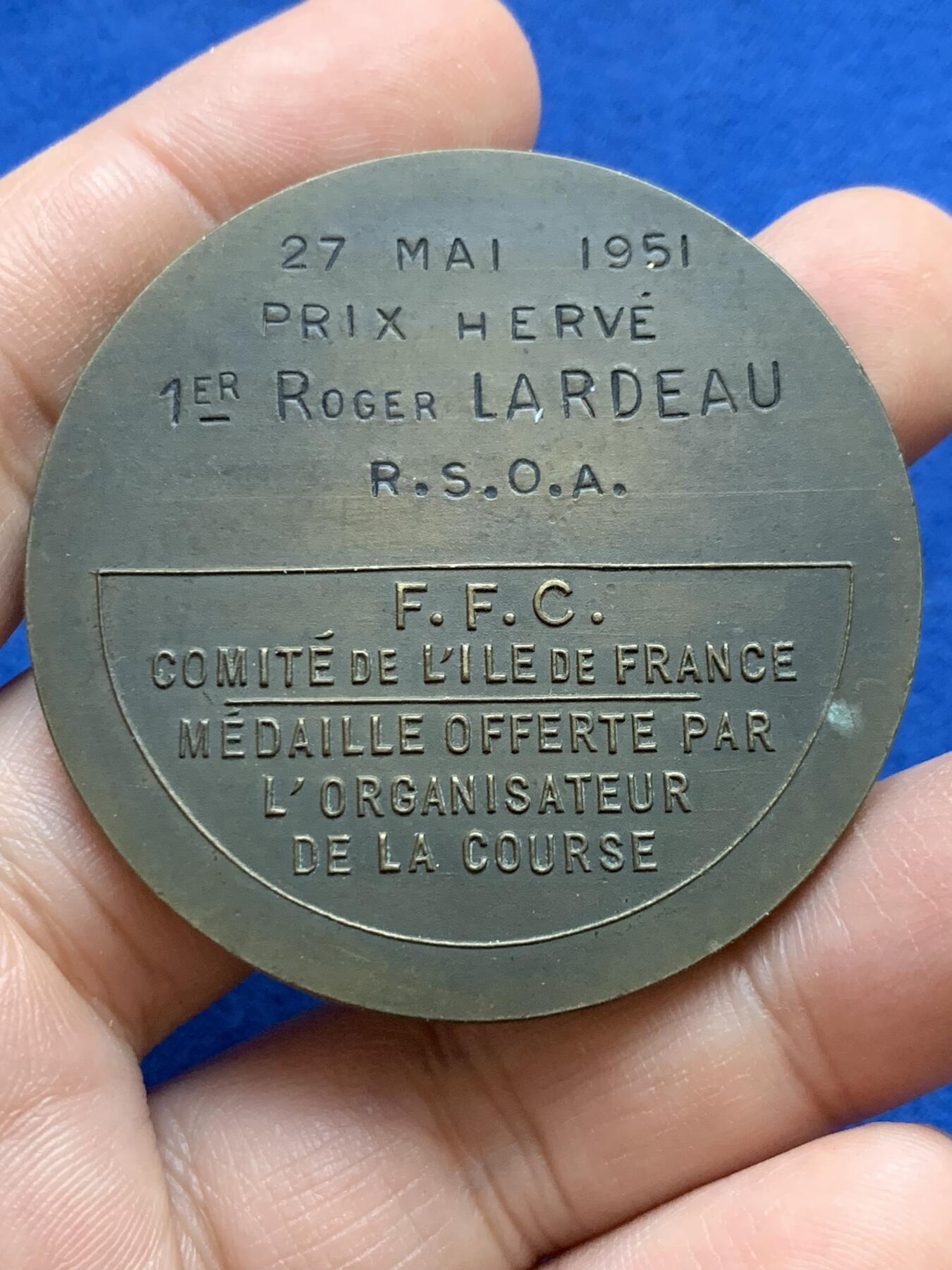 《竞宝斋》第439场 周日，周一，周二 3场连拍 （全场包邮） 1951年自行车纪念章，49.8mm，45克。