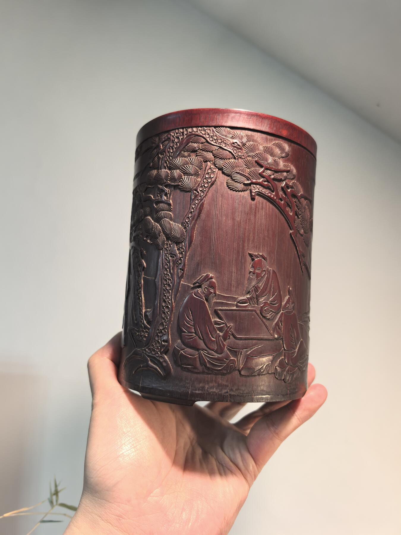 兰馨堂古玩杂项专场 笔筒清代木雕名家刻竹雕人物松下对弈人物故事笔筒 