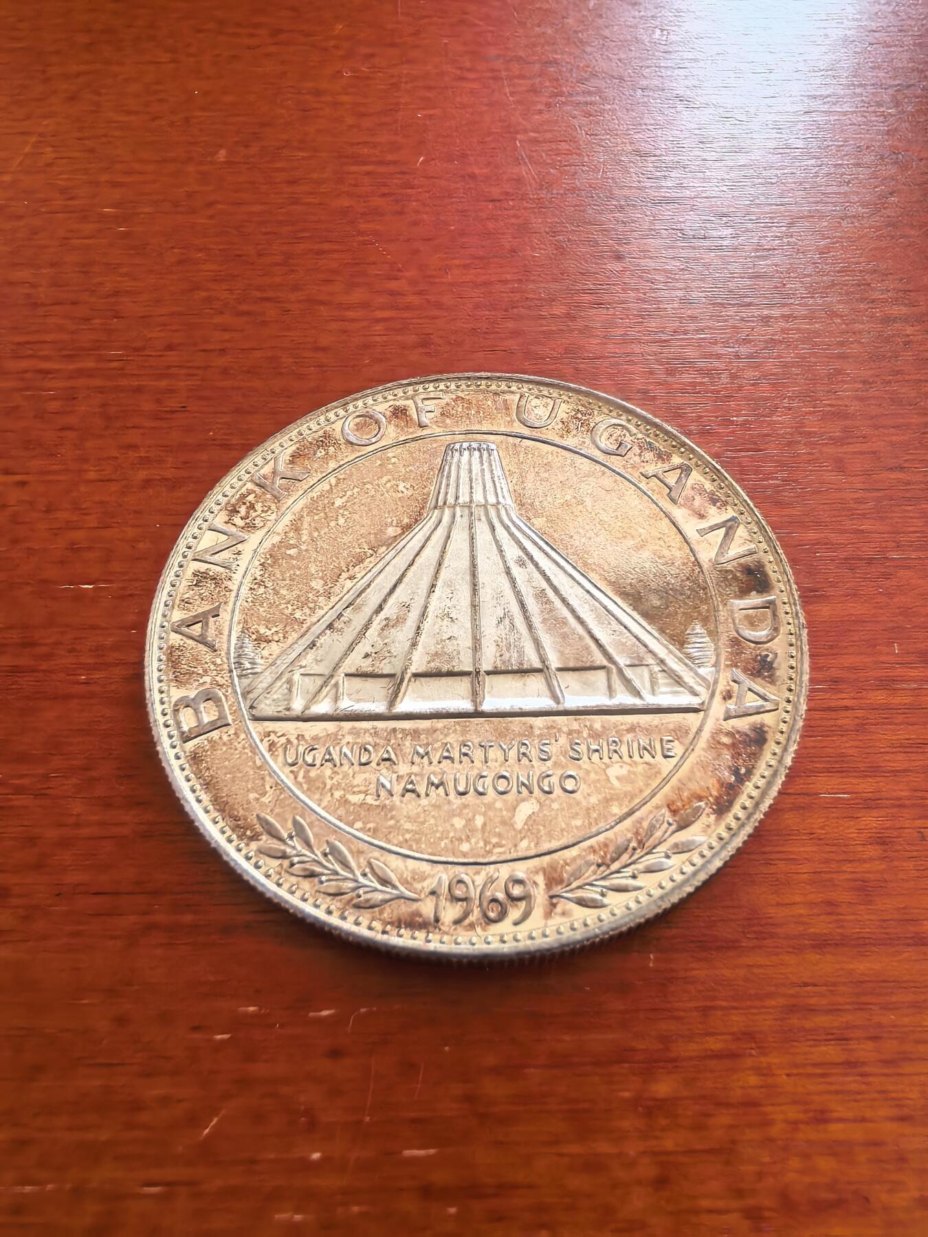 长老汇蛇年精选第七十四场拍卖 1969乌干达烈士墓10先令精制银币，20克999银，6720枚，五彩