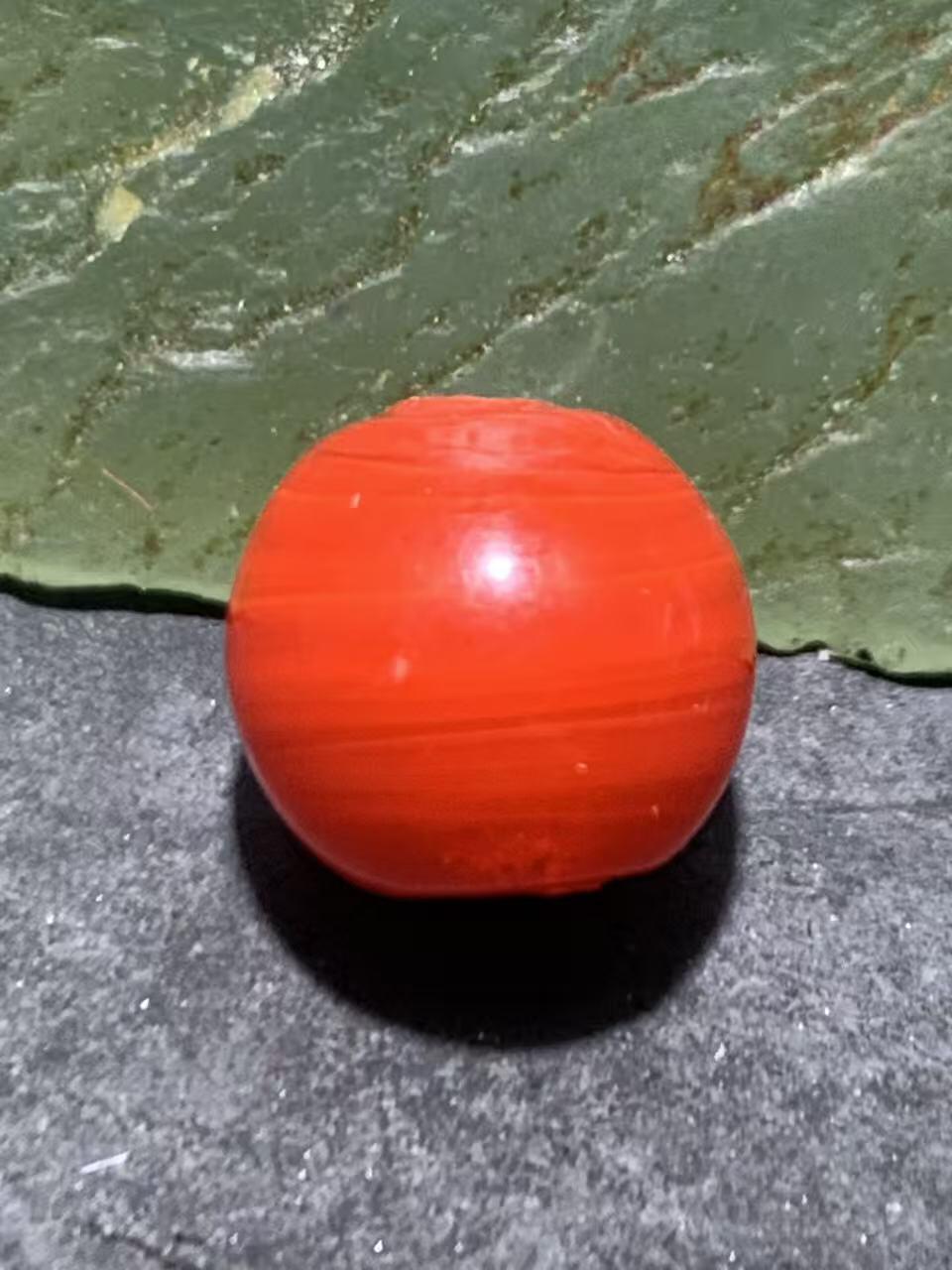 建国前后库存柿子红搅胎琉璃苹果珠一颗，