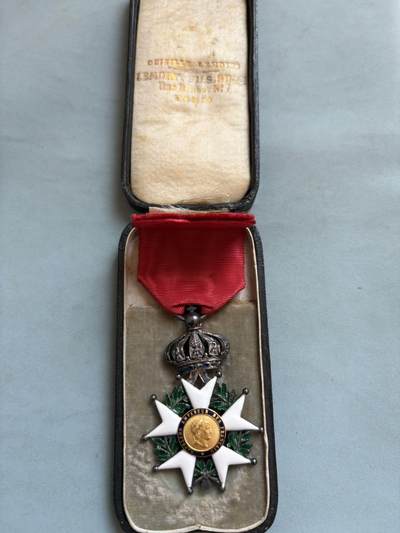 盛世勋华——号角文化勋章邮票专场拍卖第289期 - 法国骑士级荣誉军团勋章 银制（中心为金制） 珠宝商定制第二帝国版 带定制原盒，其制造商为Ouizille & Lemoine公司，法兰西第二帝国（1852-1870）“荣誉军团勋章”的官方制造商，同时为教皇、俄国皇室制作勋章（如圣弗拉基米尔星章）