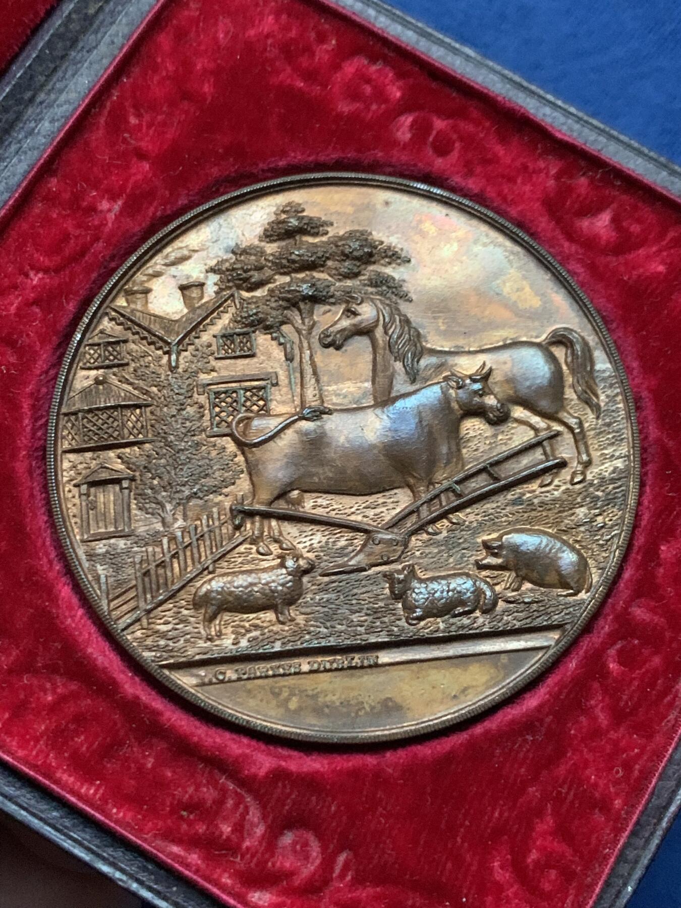 《竞宝斋》第439场 周日，周一，周二 3场连拍 （全场包邮） 英国卢斯农业协会20世纪初铜制奖章，农场动物生活图景，带原盒，内衬有花纹。34.9克，43mm。