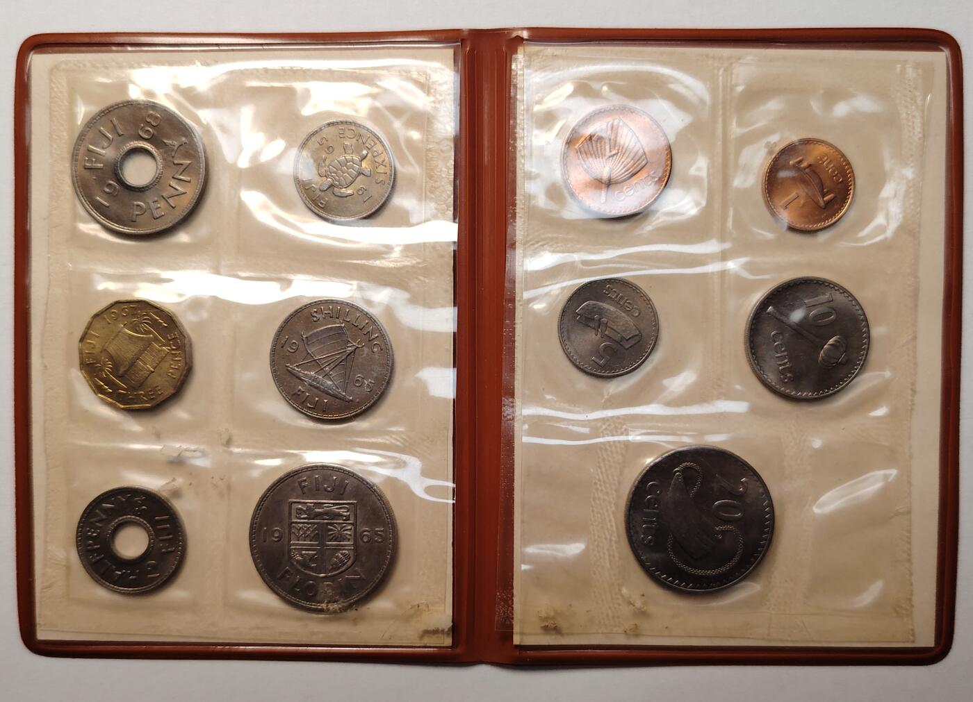 布加迪🐬～世界钱币(上海)🌾第 260 期 /  各国套币和散币 斐济🇫🇯 币制改革前后2套 册装