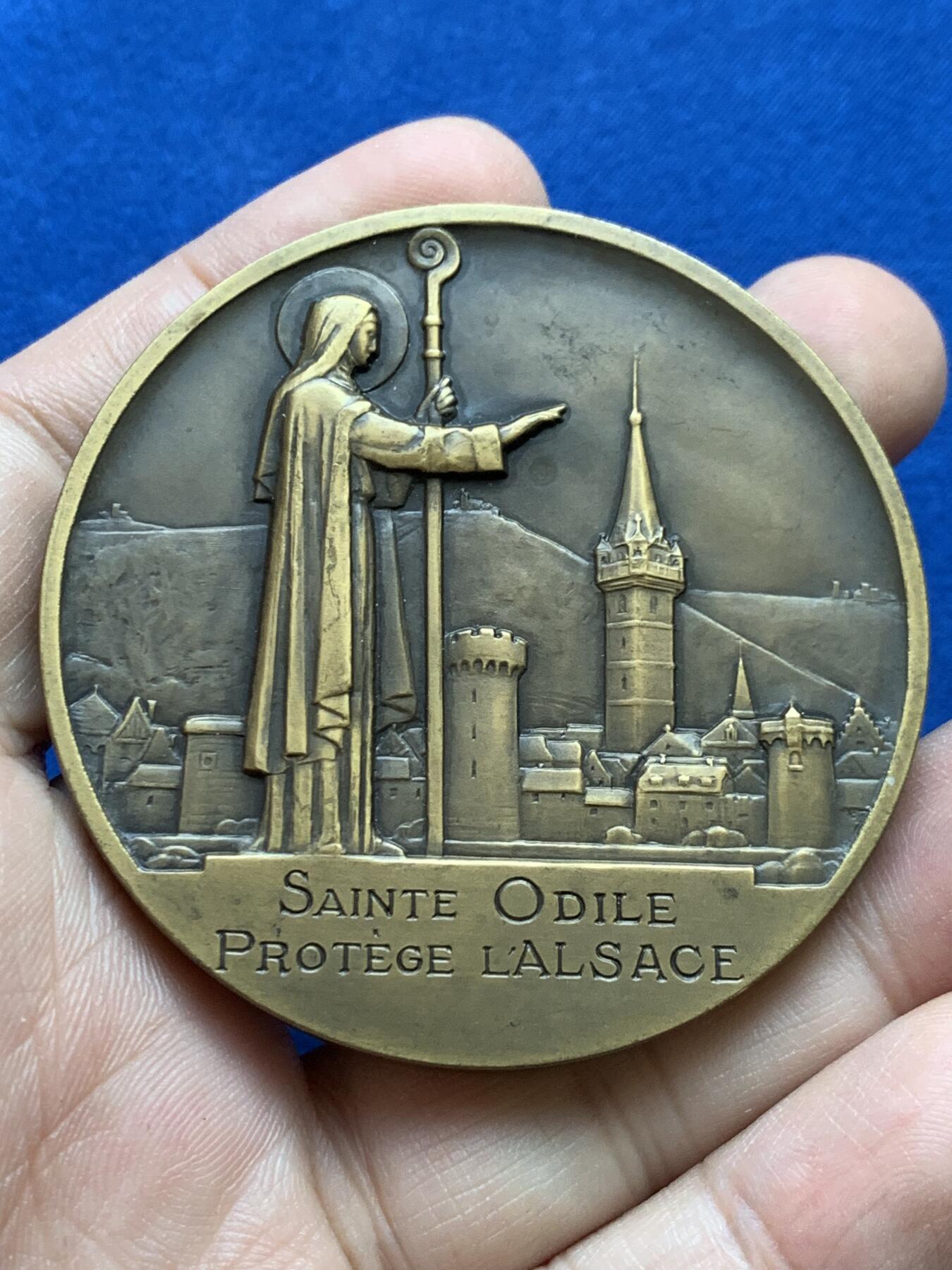 《竞宝斋》第439场 周日，周一，周二 3场连拍 （全场包邮） 名家莫隆作 圣欧迪勒纪念章 圣欧迪勒是霍亨堡修道院的创始院长 103.5克 58.6mm 丰饶角铜标 双面高浮雕