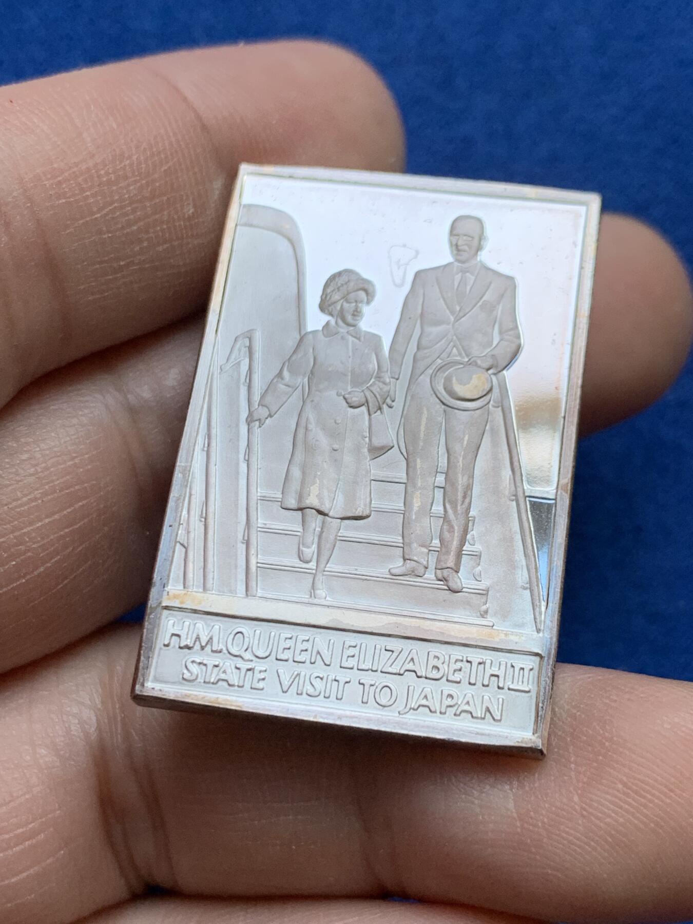 《竞宝斋》第439场 周日，周一，周二 3场连拍 （全场包邮） 1975年英国女王伊丽莎白二世访问日本银章，38*25mm，25.7克。侧边有银标。