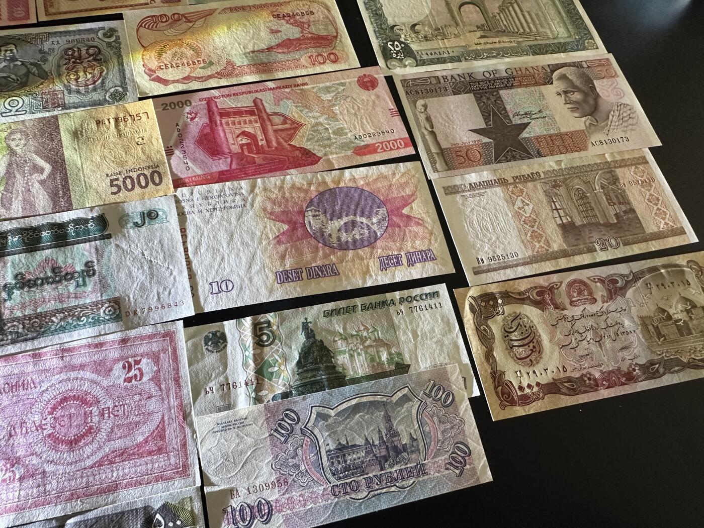 《外钞收藏家》第五百八十六期（品种丰富、精品多）（本平台长期征集拍品、欢迎藏友们联系合作） 多个国家精美纸币24张一起 除个别外 都是全新