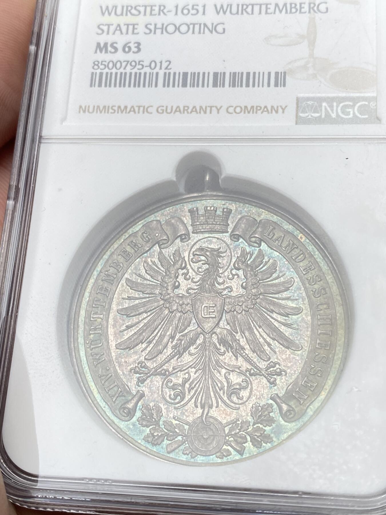 万国钱币拍卖第055期 NGC MS63 1893年德国符腾堡第十四届射击节纪念大银章 帝国鹰出现在符腾堡州章面少见 背面城市风格大教堂刻画极其细腻精致 镜面环篮调彩浆极美