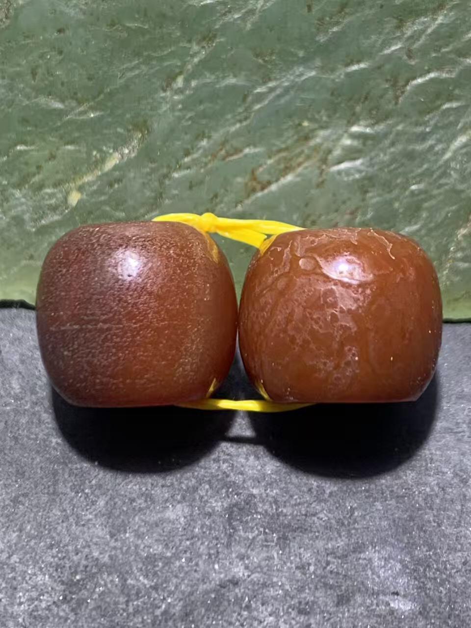 精美高玉化风化纹酒红玛瑙老形桶珠一对，