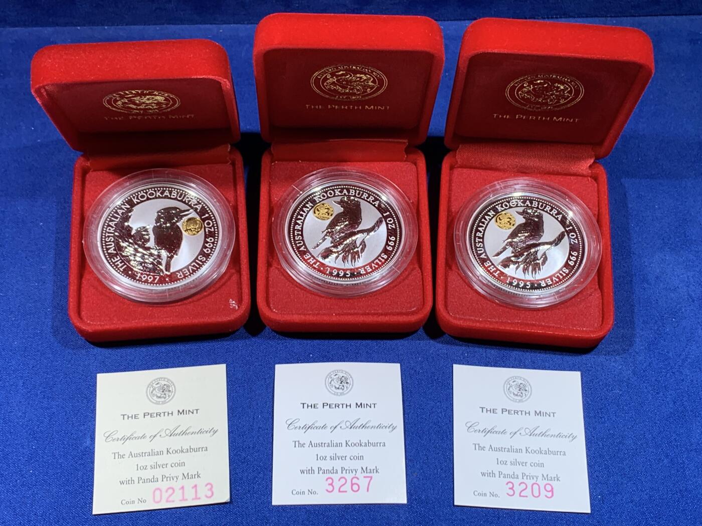 《竞宝斋》第439场 周日，周一，周二 3场连拍 （全场包邮） 三枚一组 澳大利亚 笑翠鸟 熊猫镶嵌银币 含纯银1盎司999银，金猫重0.5克黄金，发行1.5万枚，为北京/上海国际钱币邮票展而发行，1995年两枚，1997年一枚。