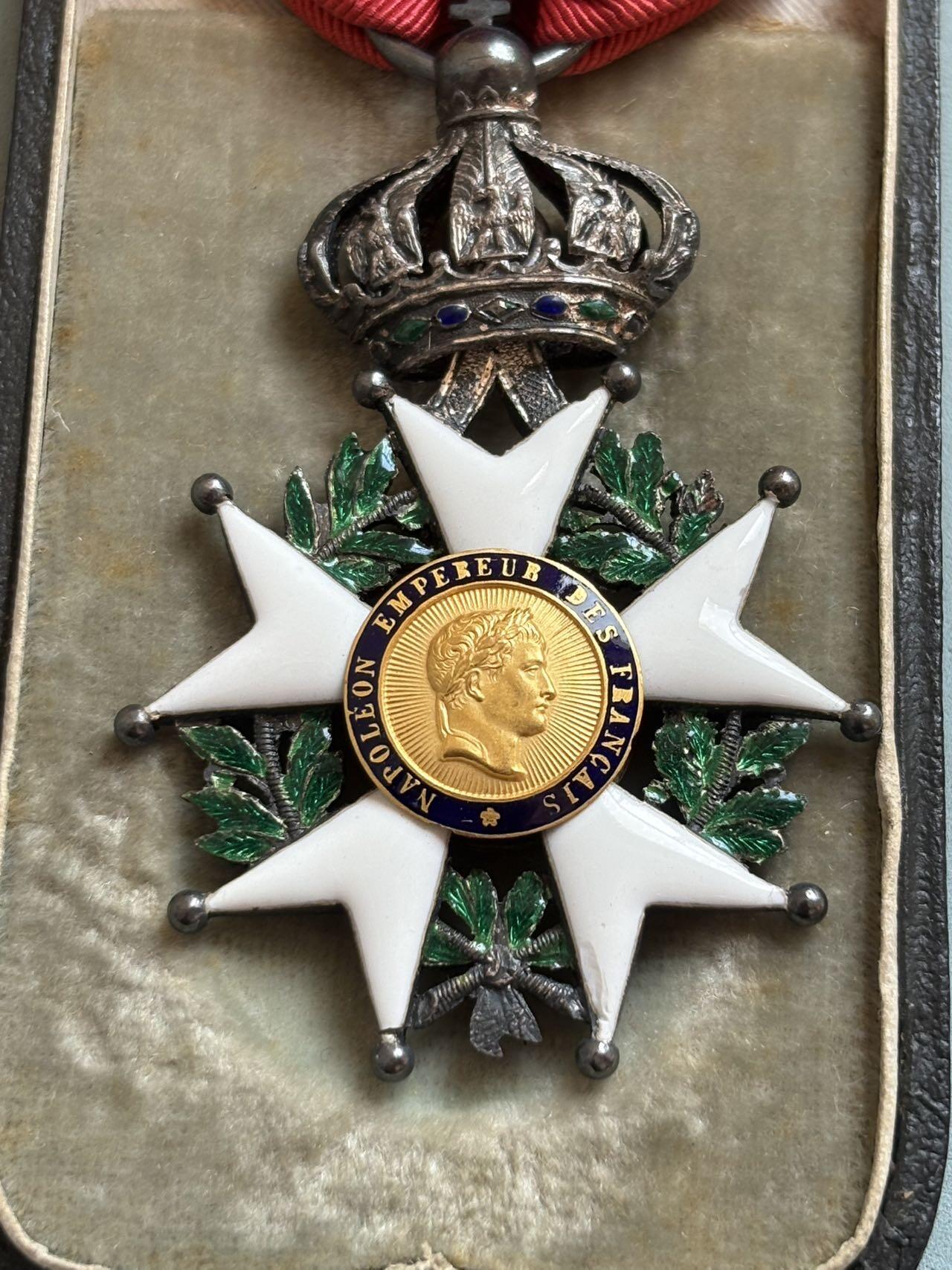 盛世勋华——号角文化勋章邮票专场拍卖第289期 法国骑士级荣誉军团勋章 银制（中心为金制） 珠宝商定制第二帝国版 带定制原盒，其制造商为Ouizille & Lemoine公司，法兰西第二帝国（1852-1870）“荣誉军团勋章”的官方制造商，同时为教皇、俄国皇室制作勋章（如圣弗拉基米尔星章）