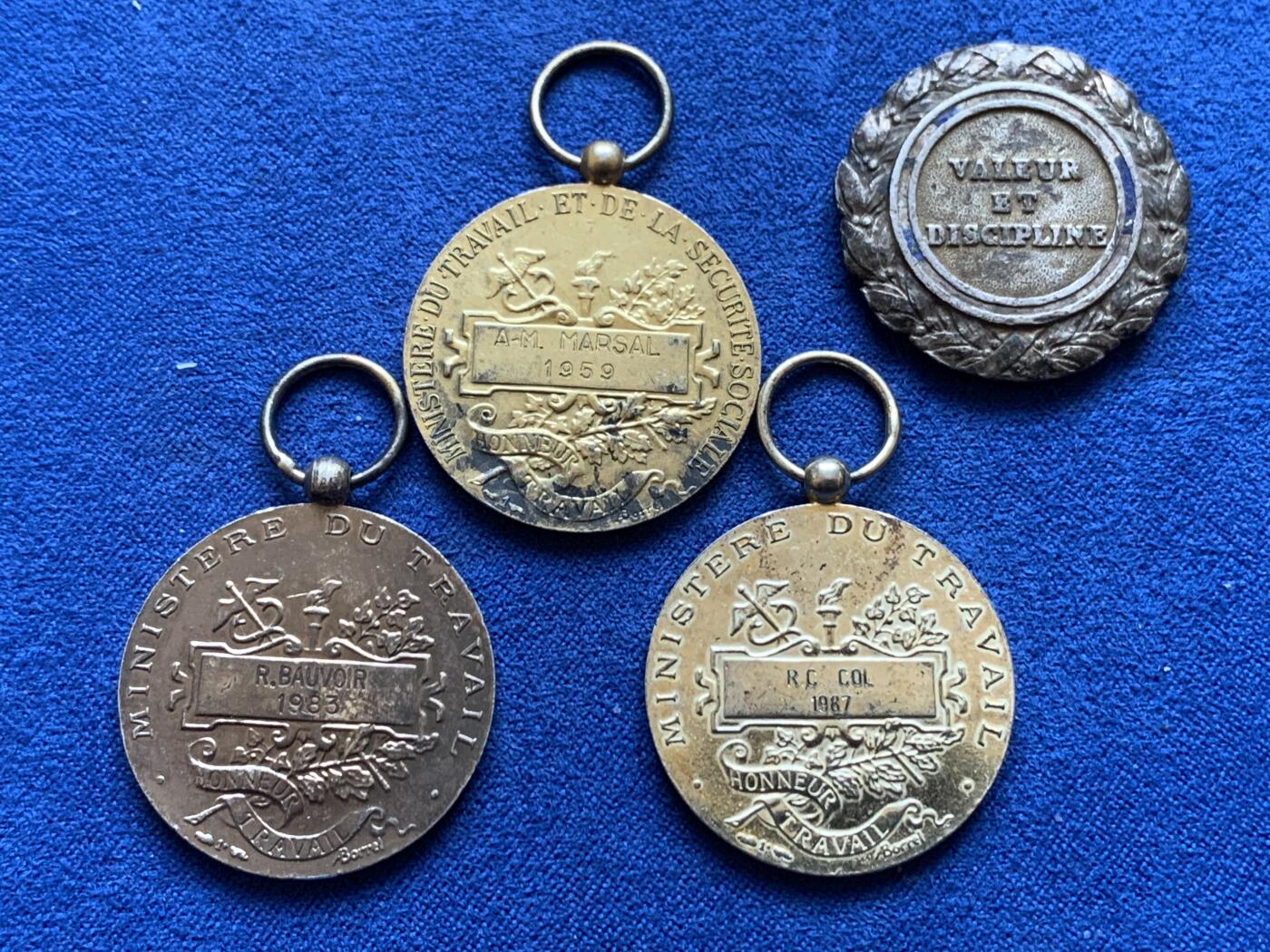 《竞宝斋》第439场 周日，周一，周二 3场连拍 （全场包邮） 四枚一组 法国银质功勋章 其中三枚镀金 总重约43.25克 26.9mm