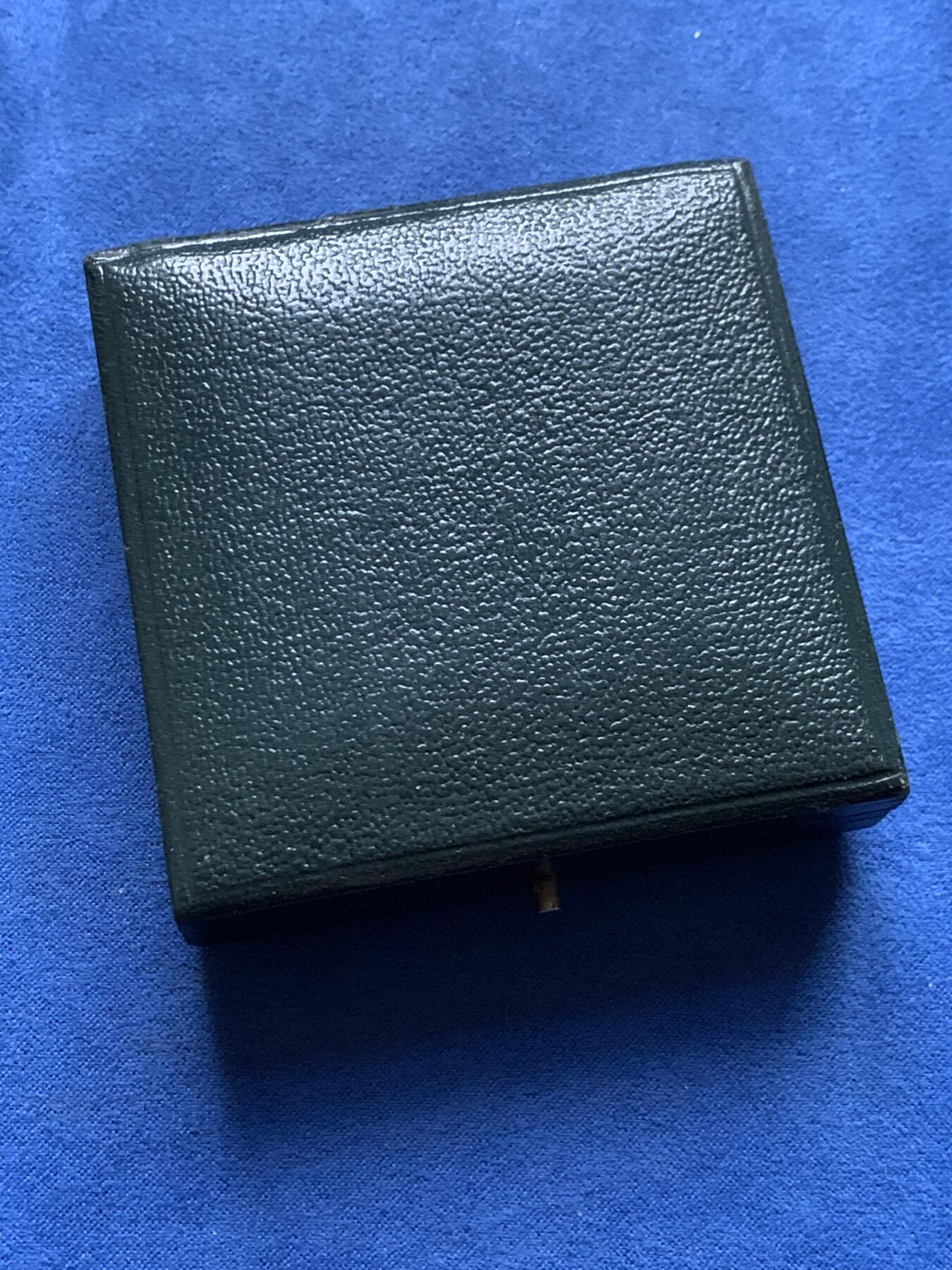 《竞宝斋》第439场 周日，周一，周二 3场连拍 （全场包邮） 1930年迪耶普犬展纪念镀银铜章 51.5克 50.5mm 带盒 好品