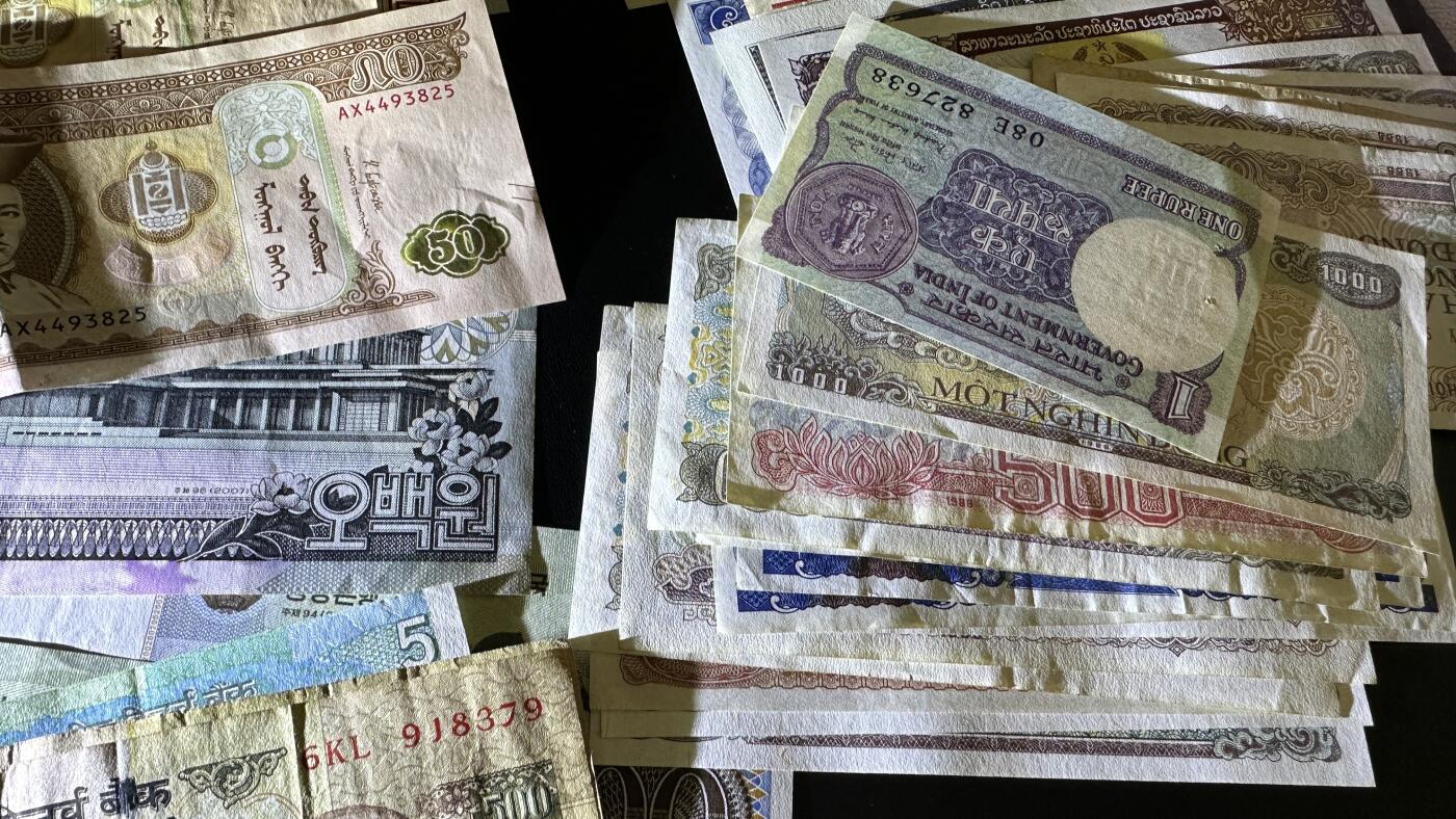 《外钞收藏家》第五百八十六期（品种丰富、精品多）（本平台长期征集拍品、欢迎藏友们联系合作） 多个国家大几十张纸币一起 部分纸币（印度小套币等）全新  大部分非全新 品相如图