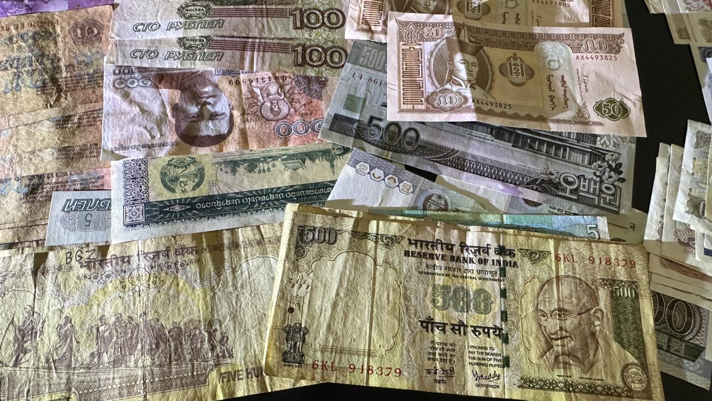 《外钞收藏家》第五百八十六期（品种丰富、精品多）（本平台长期征集拍品、欢迎藏友们联系合作） 多个国家大几十张纸币一起 部分纸币（印度小套币等）全新  大部分非全新 品相如图