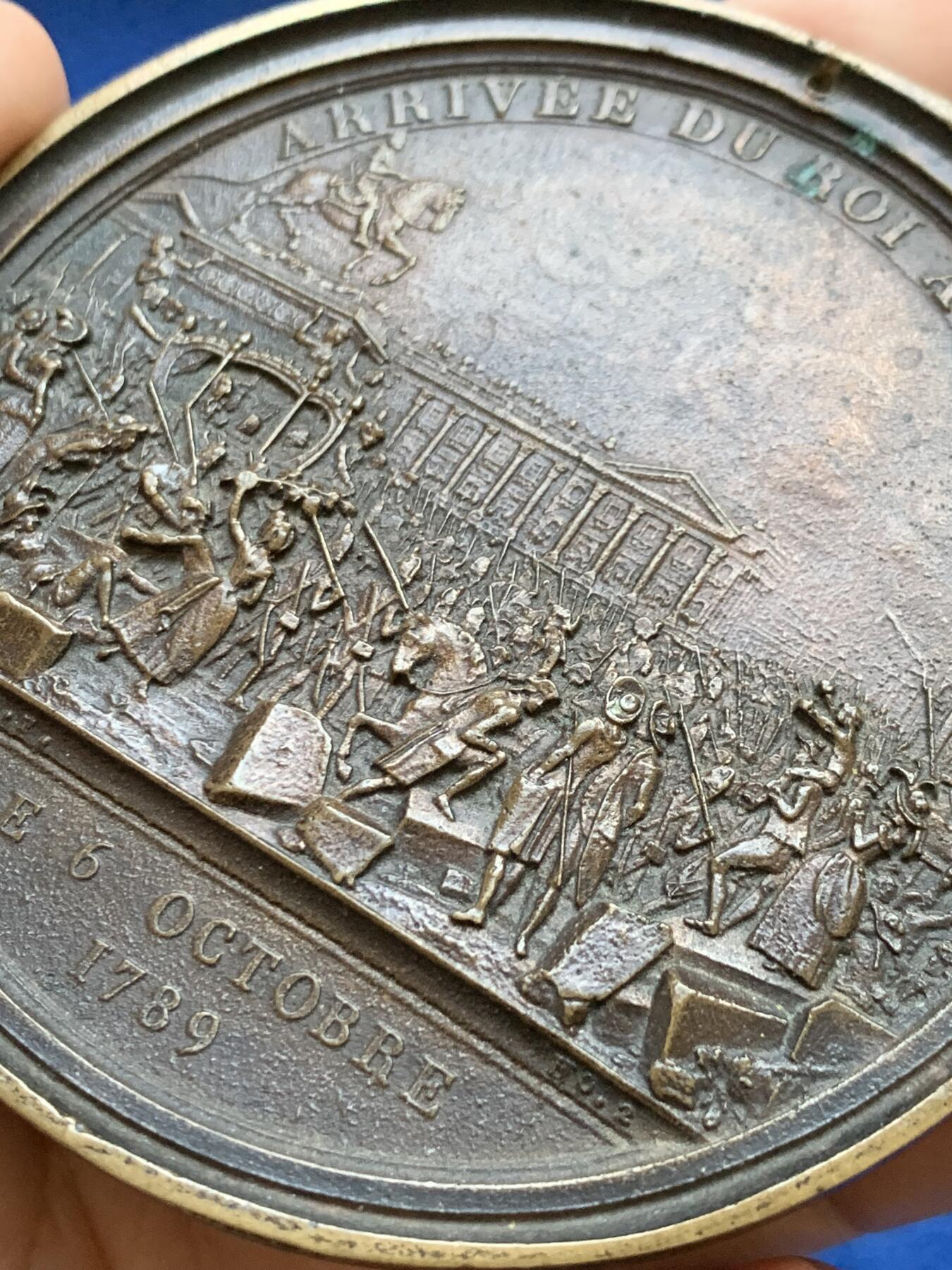 《竞宝斋》第439场 周日，周一，周二 3场连拍 （全场包邮） 国王驾临巴黎纪念单面大铜章 高浮雕 119.7克 84.2mm 十二点处有打孔 细节见图