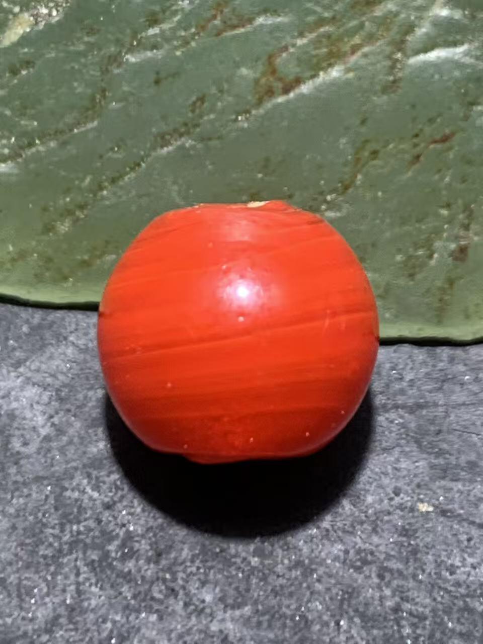 建国前后库存柿子红搅胎琉璃苹果珠一颗，