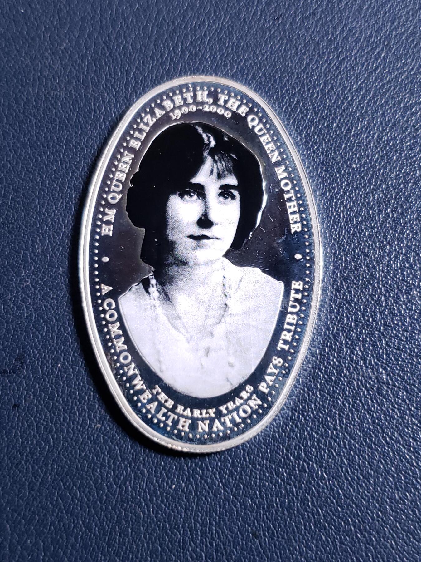 世界各国银币章专场（第24场） 2000年赞比亚纪念女王母亲诞辰百岁生日4000克瓦查彩绘异形银币三枚