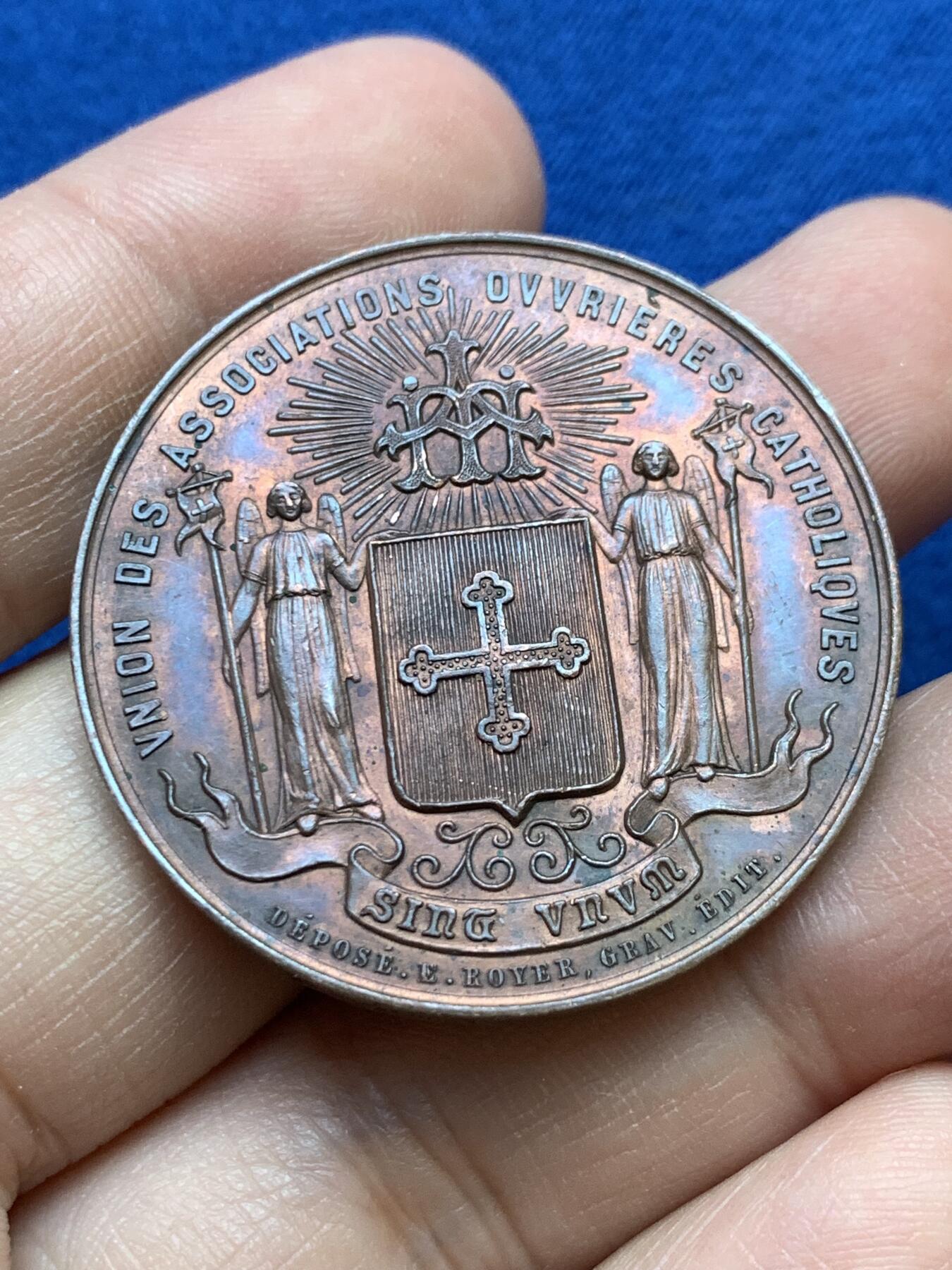 《竞宝斋》第439场 周日，周一，周二 3场连拍 （全场包邮） 法国1873年天主教工人联盟实刻纪念铜章，巴黎造币厂·E.罗韦尔雕刻大师出品，直径37.8mm，重量18.7g，带蜜蜂Cuivre边铭，少见品种。